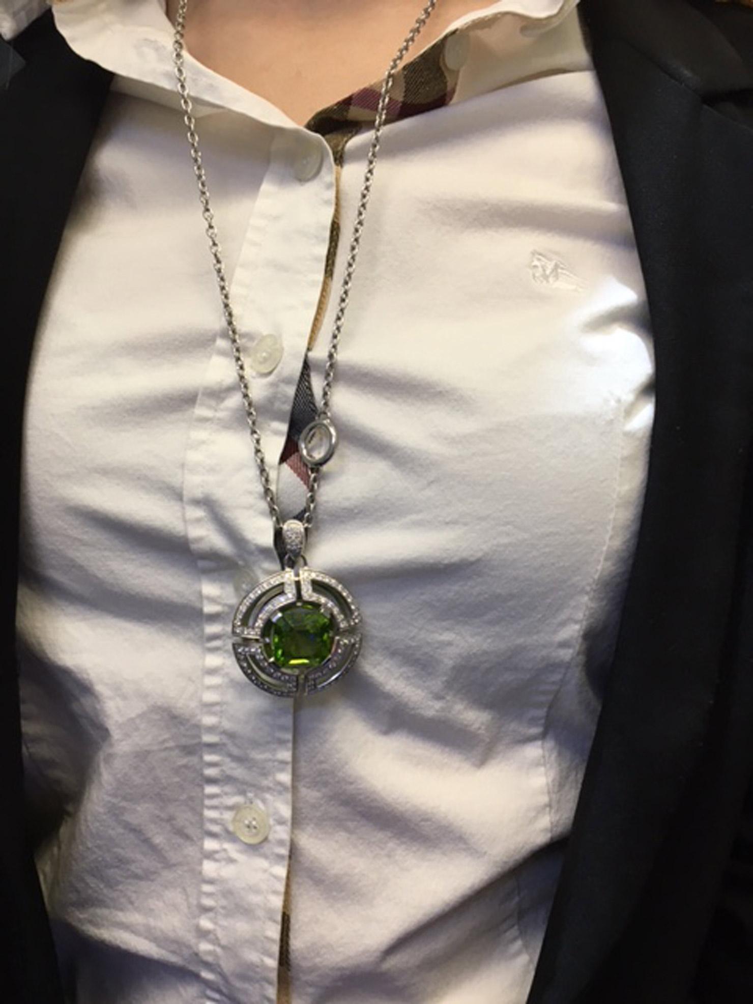 Antonini, Halskette mit Anhänger aus Platin mit Edelstein Peridot und Diamant im Zustand „Hervorragend“ im Angebot in New York, NY