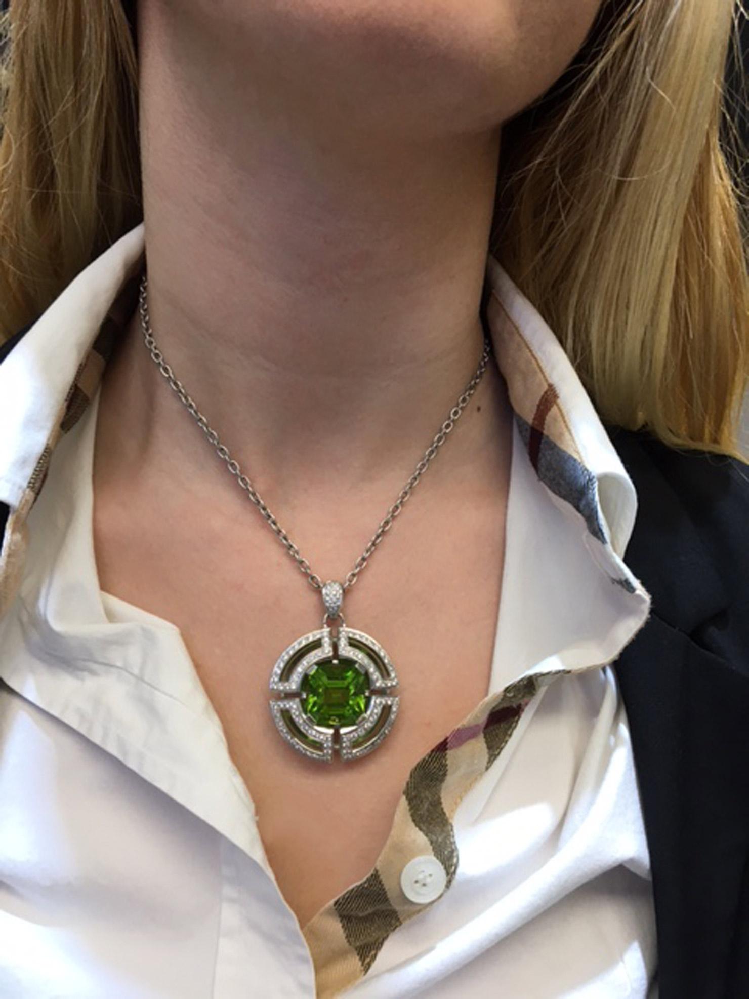 Antonini, Halskette mit Anhänger aus Platin mit Edelstein Peridot und Diamant im Angebot 2