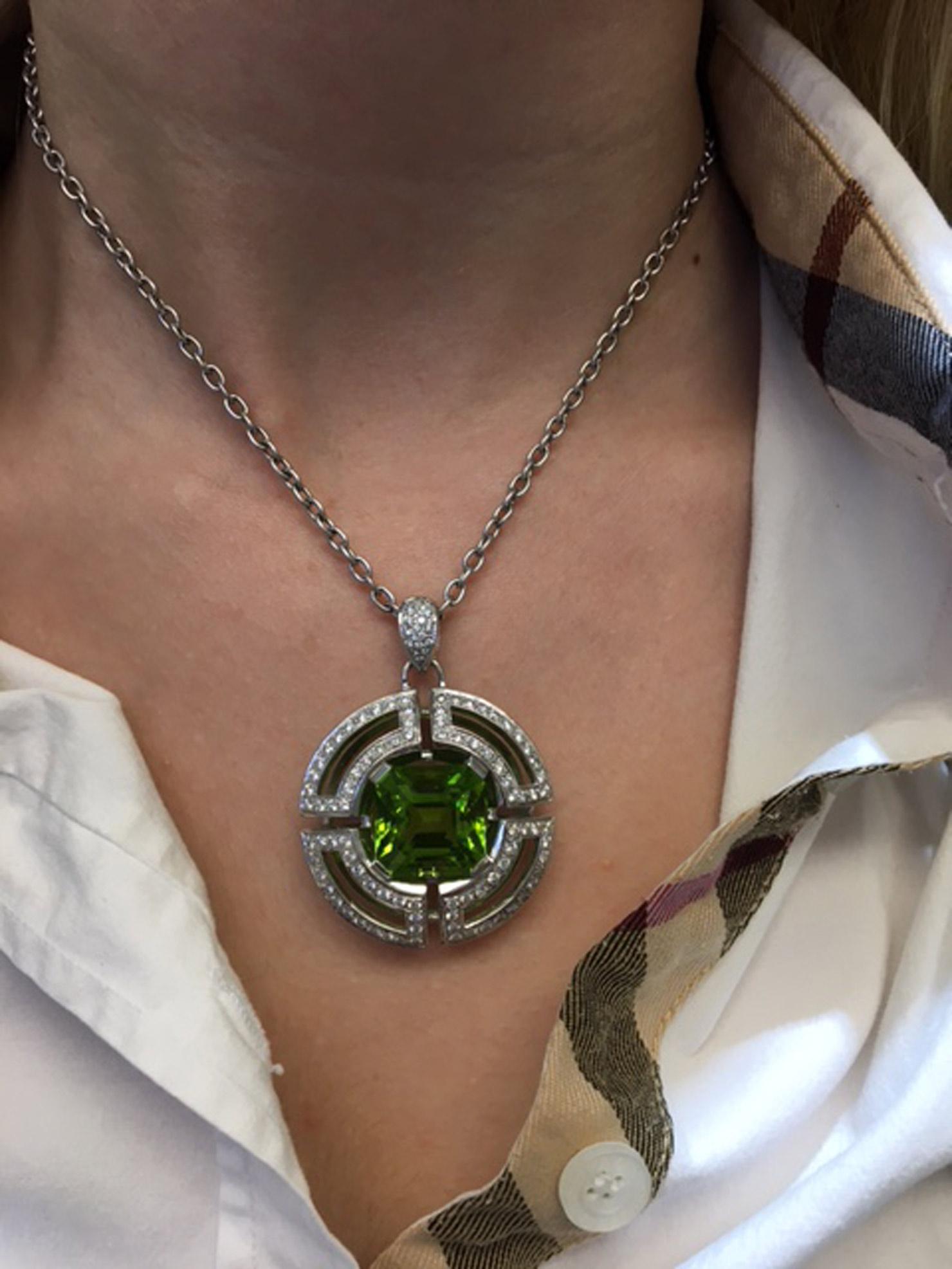 Antonini, Halskette mit Anhänger aus Platin mit Edelstein Peridot und Diamant im Angebot 3