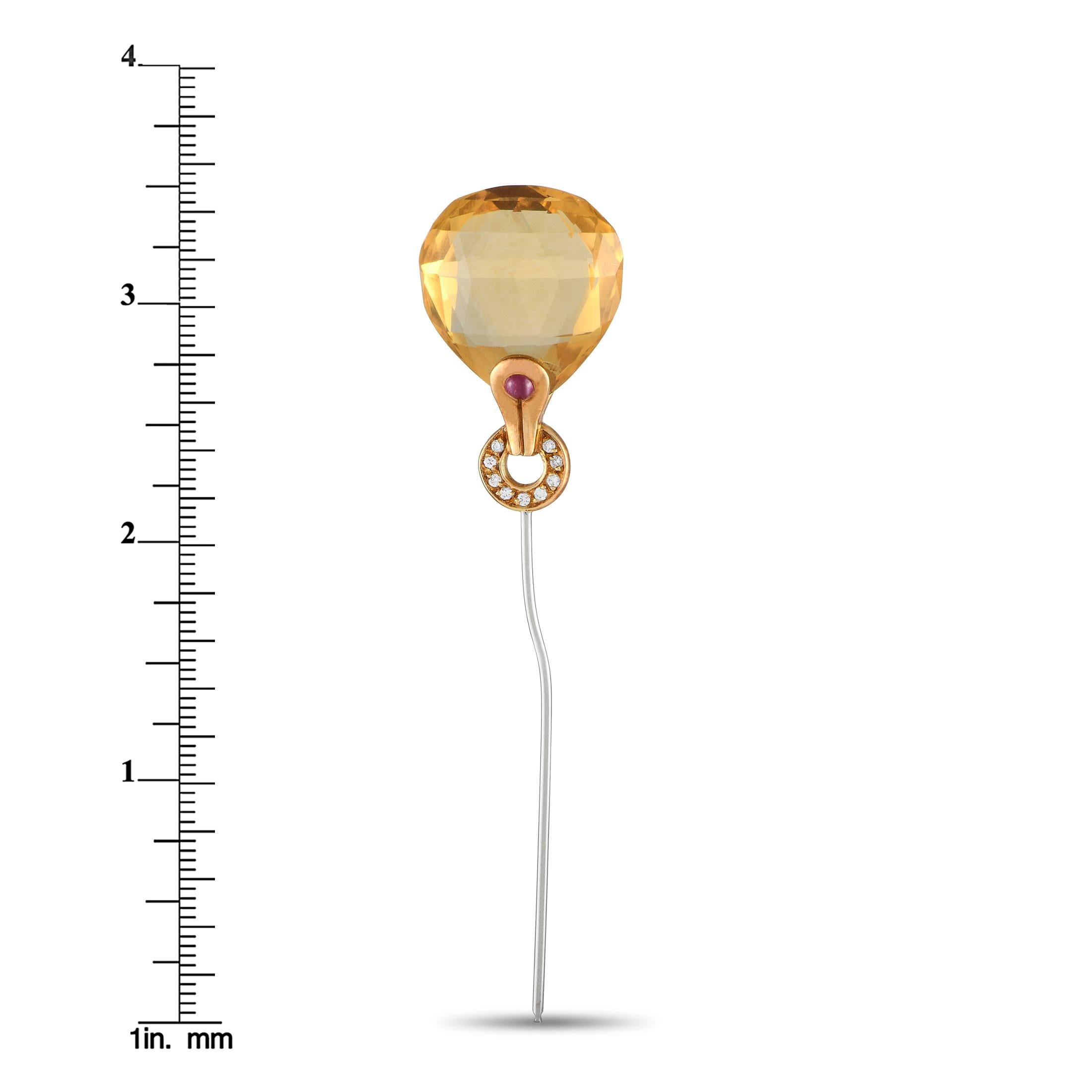 Ein reizvoller, wunderschön geschliffener Citrin steht im Mittelpunkt dieser bezaubernden Anstecknadel von Antonini, die auf einem zarten Sockel aus 18 Karat Gelbgold gefasst ist, der mit Diamanten und einem kontrastreichen Rubin verziert ist.