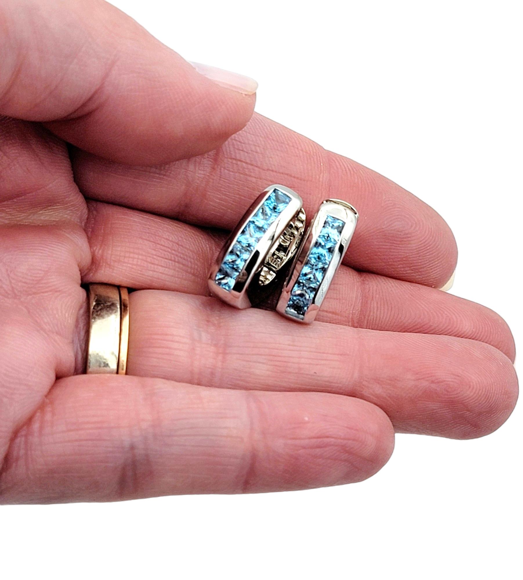 Antonini, boucles d'oreilles créoles Huggie en or blanc 18 carats avec topaze bleue carrée en vente 3