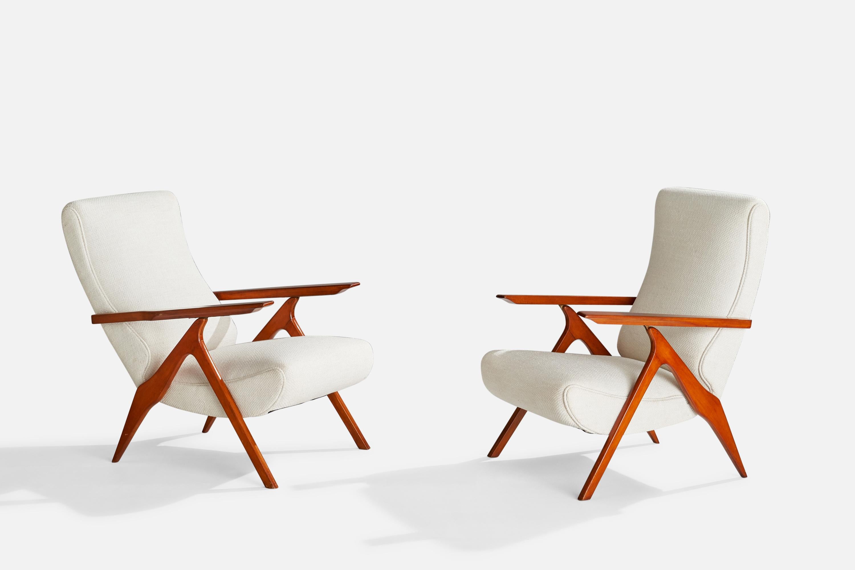 Ein Paar verstellbare Sessel aus Messing, Holz und weißem Stoff, entworfen und hergestellt von Antonio Gorgone, Italien, 1950er Jahre. 

Sitzhöhe 17