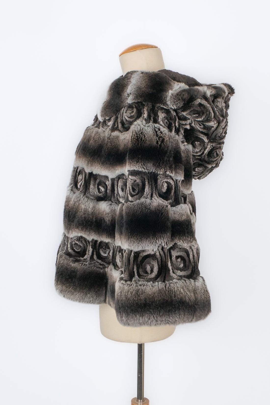 Antonio Arnesano - (Made in Italy) Rex rabbit fur cape in grey tones. The fur is shaped with a clever cut system representing flowers. Size 44IT.

Additional information:
Condition: Very good condition
Dimensions: Shoulder width: 45 cm - Length: 52