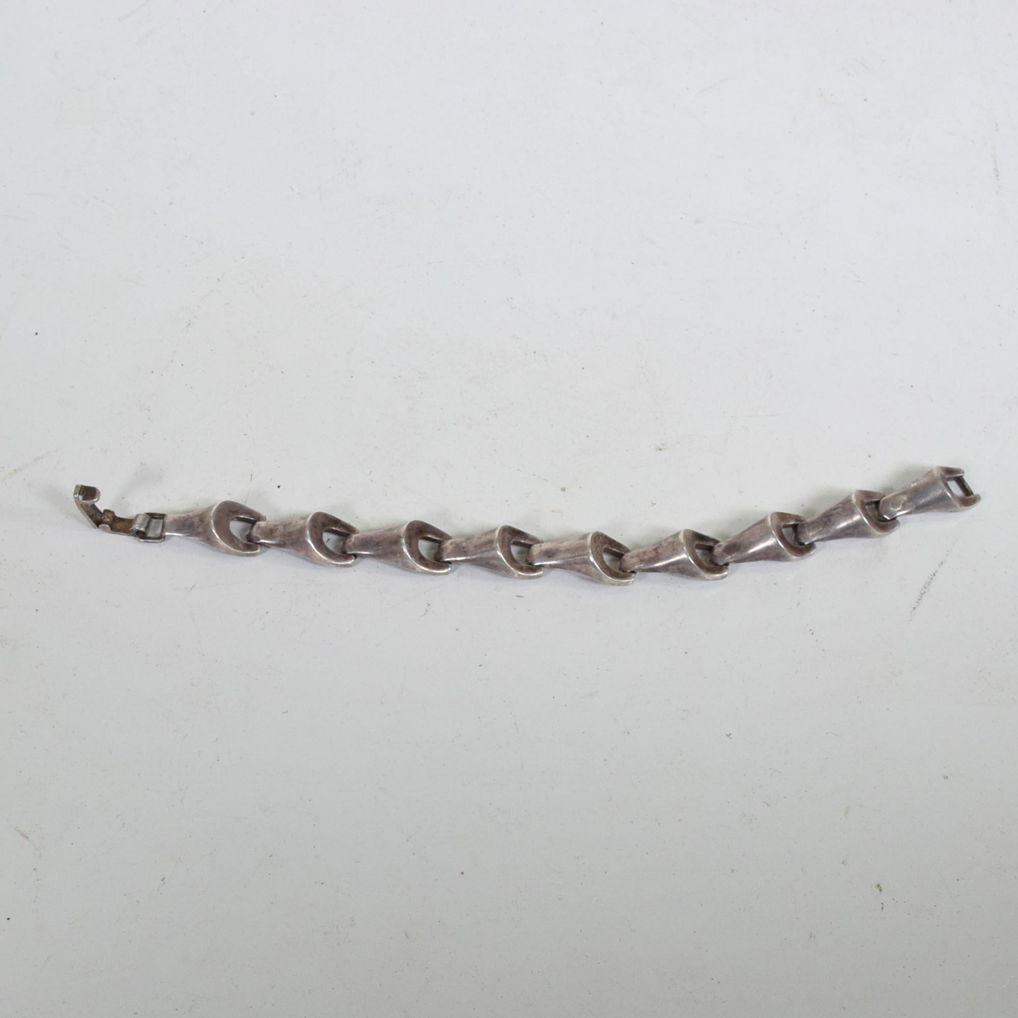 Mid-Century Modern silver bracelet attributed to Antonio Belgiorno. Made in Argentina. 1950s
Fabulous modernist design in geometrical link form.
Silver purity 900
Dimensions: 7.75 W x .5 D x .38 H
Original preowned unrestored condition piece