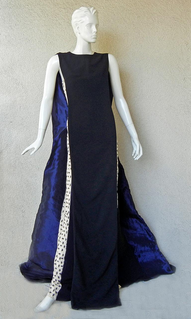 Noir Antonio Berardi extraordinaire robe de défilé perlée Tabard Cady Monastic   en vente
