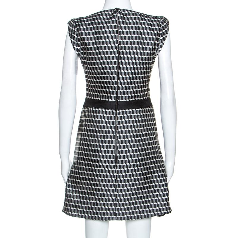 Uplift your wardrobe with this dignified Antonio Berardi attire that is cut to perfection. Crafted from quality fabrics, this dress features a monochrome geometric jacquard pattern throughout. This mini dress is stunning and has a lovely silhouette.