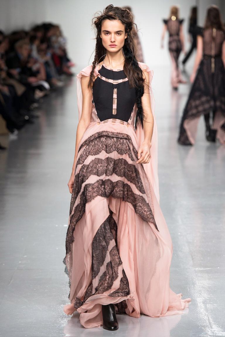 Precioso vestido voluminoso de pasarela etérea de Antonio Berardi que se ofrece en perfecto estado. No se produjeron muchos.

Confeccionada en suave gasa de seda coral y rojo amapola ribeteada en falda de múltiples capas ribeteada en encaje. Además,