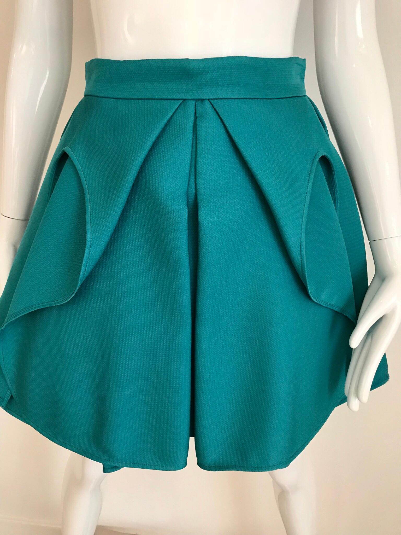 Antonia Bernardino Teal Pleated mini Skirt. Fitted on the waist and flare.
Waist: 26 inches