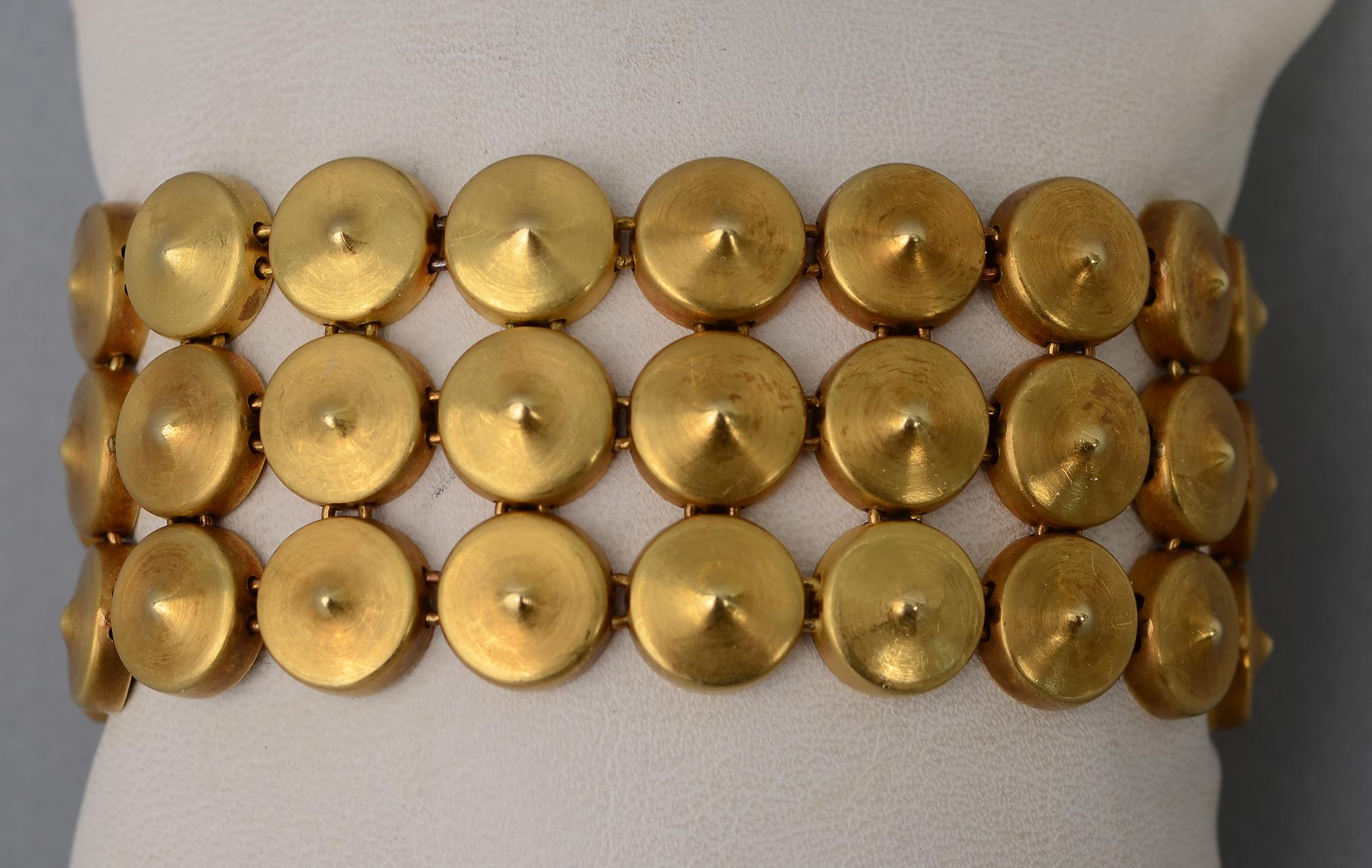 Insólita pulsera del diseñador brasileño Antonio Bernardo hecha de oro de 18 quilates y lapislázuli. La pulsera tiene tres filas de círculos en pico que miden 1  1/16