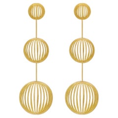 Orecchini Orbis lunghi in oro giallo di Antonio Bernardo