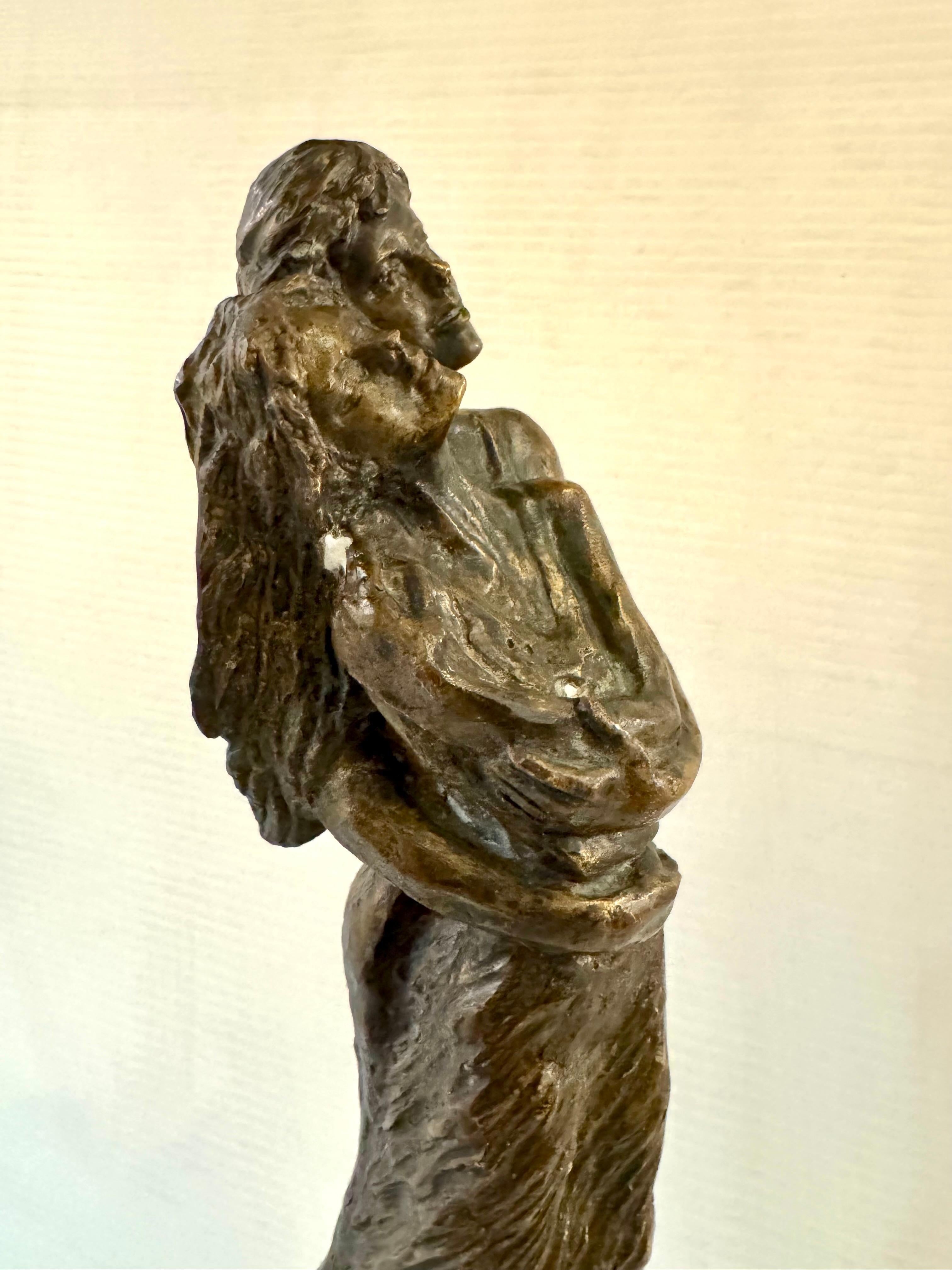 Escultura alta de resina de bronce de una pareja abrazándose, colocada sobre una columna de mármol. En el estilo del artista Antonio Camps Carol.
Por favor, confirme la ubicación NY o NJ