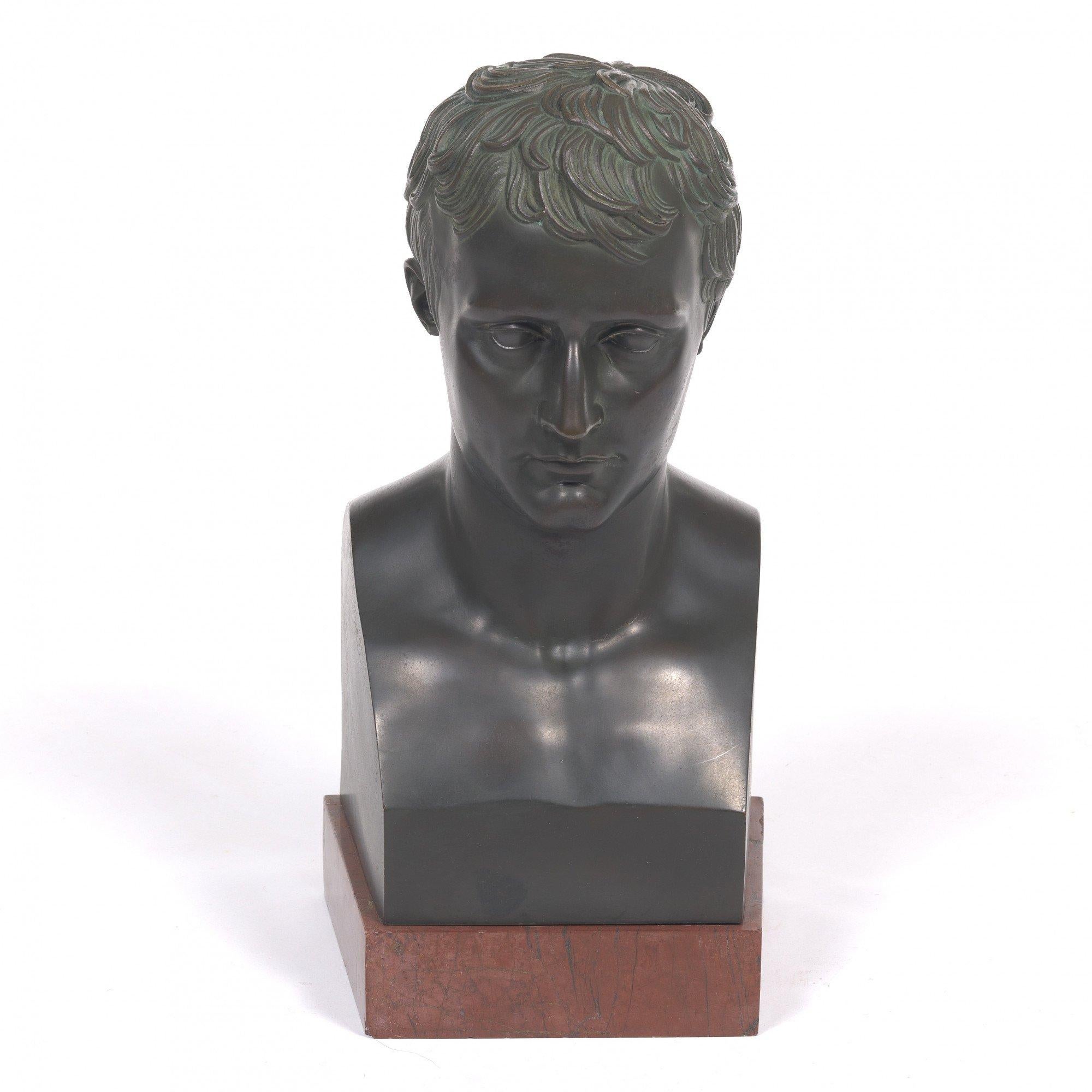 Bronzebüste des jungen Napoleons als Caesar aus dem 19. Jahrhundert – Sculpture von Antonio Canova