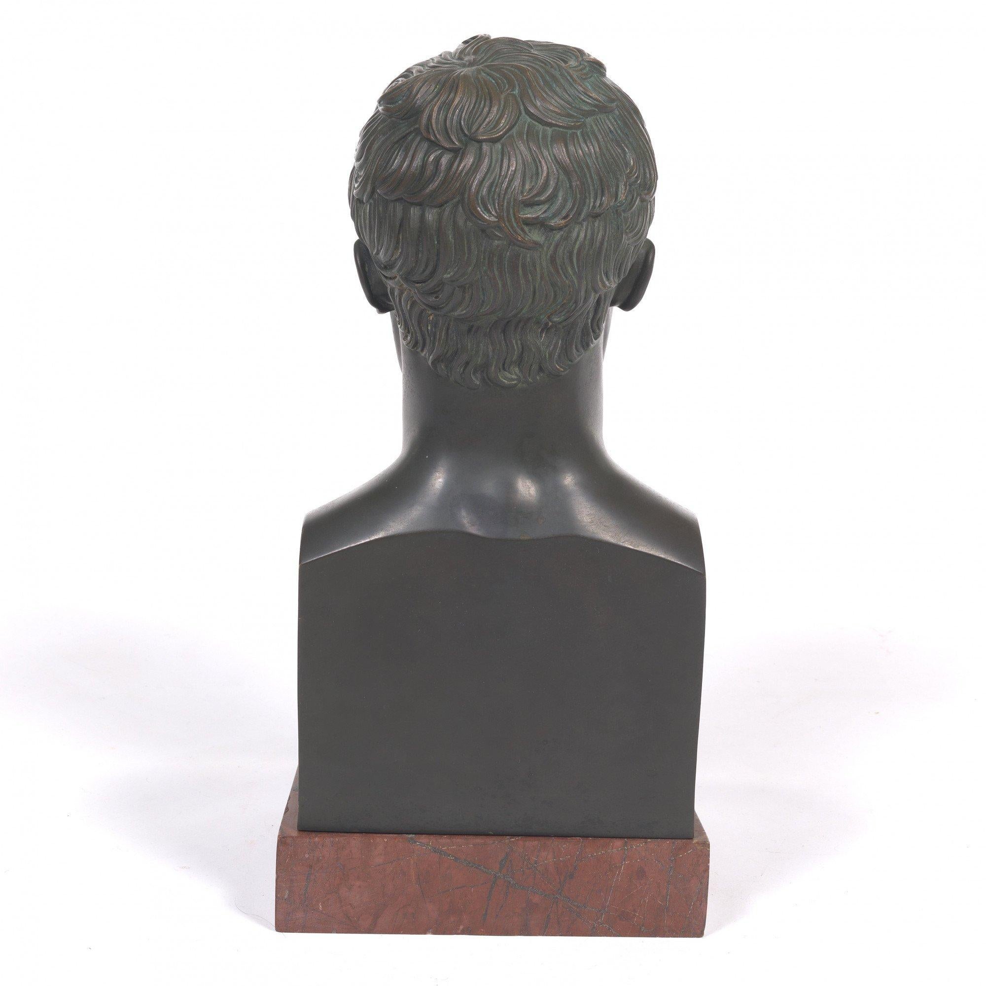 Nach Antonio Canova (Italiener, 1757-1822)
Büste des jungen Napoleon als Cäsar, 19. Jahrhundert
Bronzeguss mit Grünspanpatina, auf rougefarbenem Marmorsockel
Nach einem aus einer Serie von Porträts, die Canova zwischen 1802 und 1822