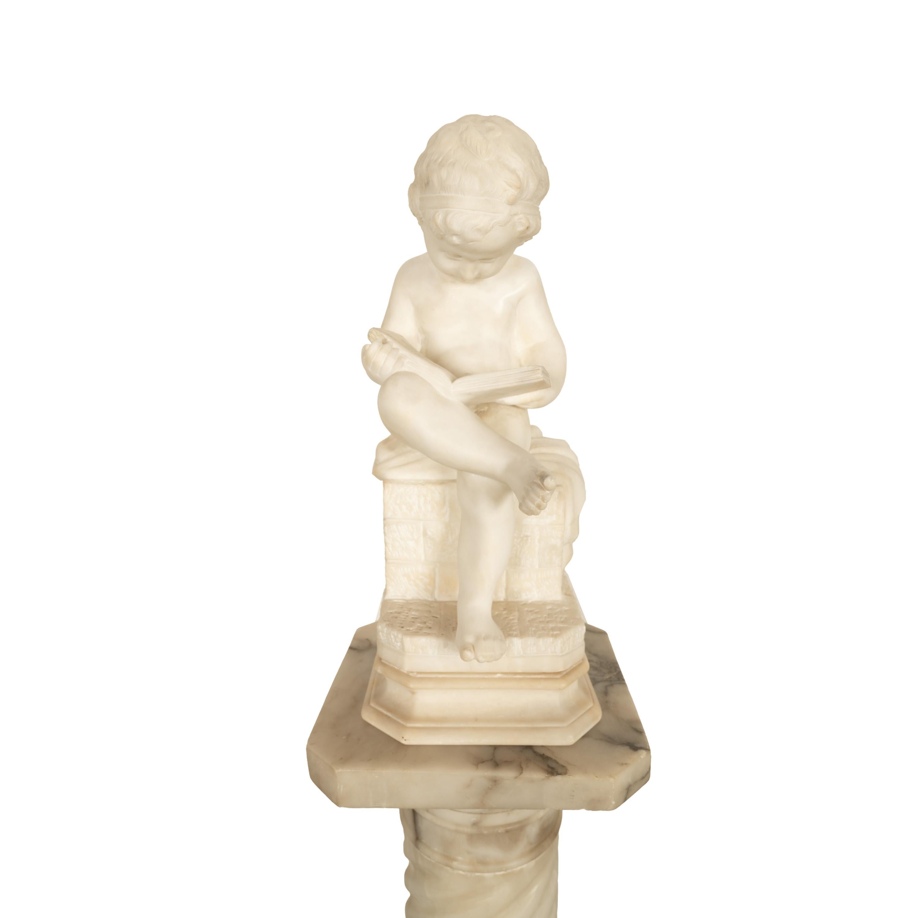Antico Grand Tour italiano Scultura in marmo Statua piedistallo Putto Bambino lettura - Sculpture di Antonio Canova