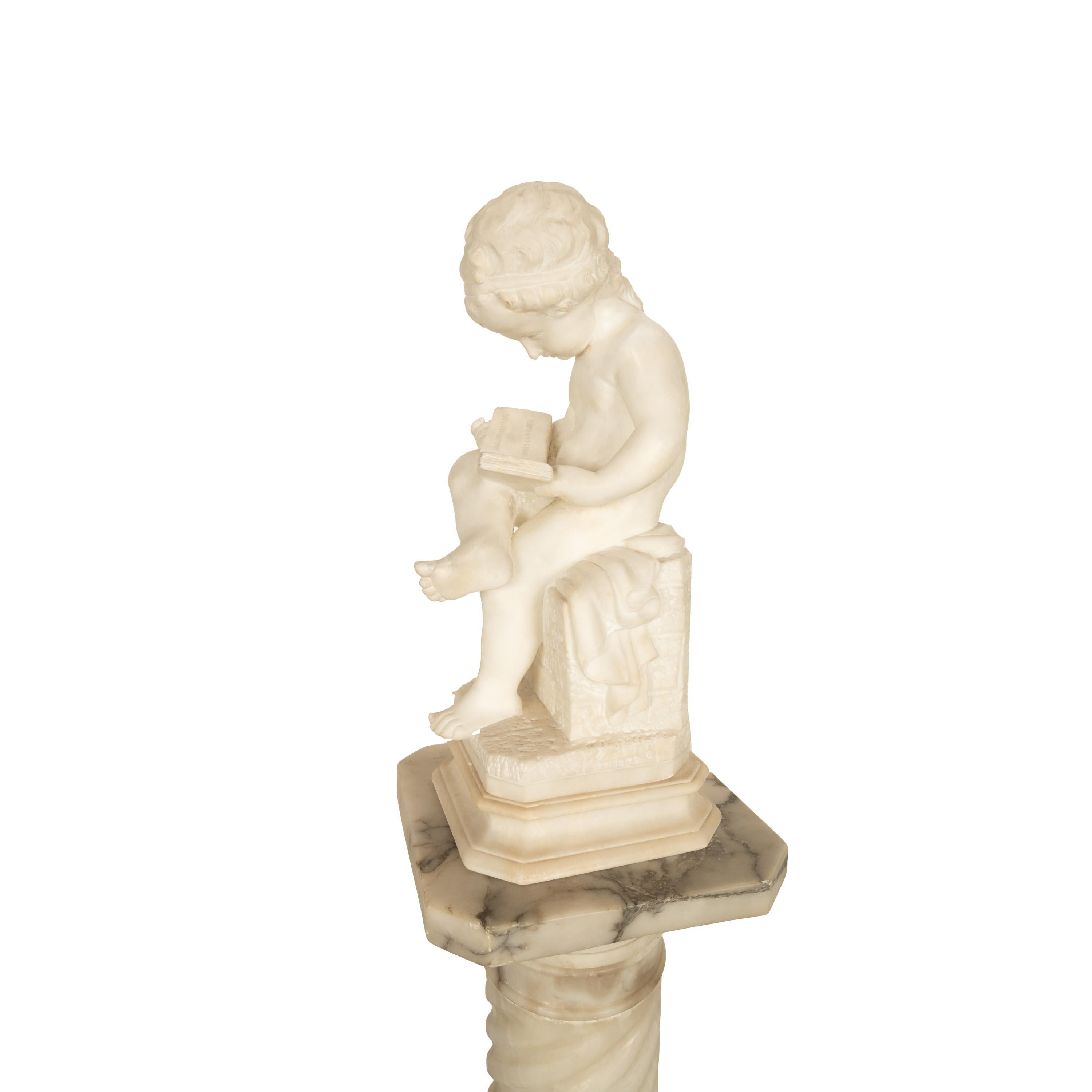 Antico Grand Tour italiano Scultura in marmo Statua piedistallo Putto Bambino lettura - Figurative Sculpture Beige di Antonio Canova