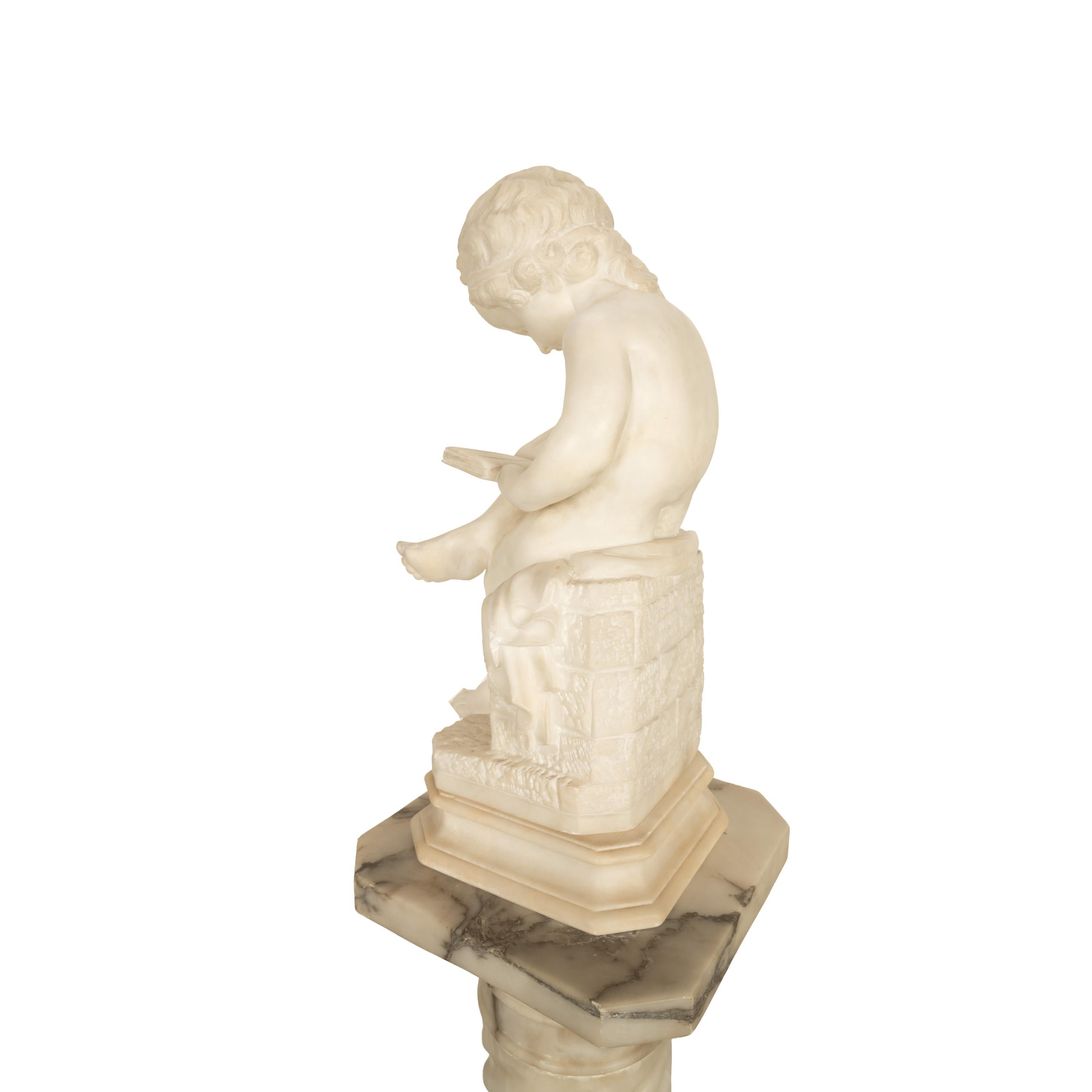 Una buona scultura in marmo di Carrara del Grand Tour italiano della fine del XIX secolo, raffigurante un putto su un piedistallo di marmo, opera di Antonio Canova (1757-1822).
La statua è finemente scolpita in marmo bianco di Carrara e raffigura un