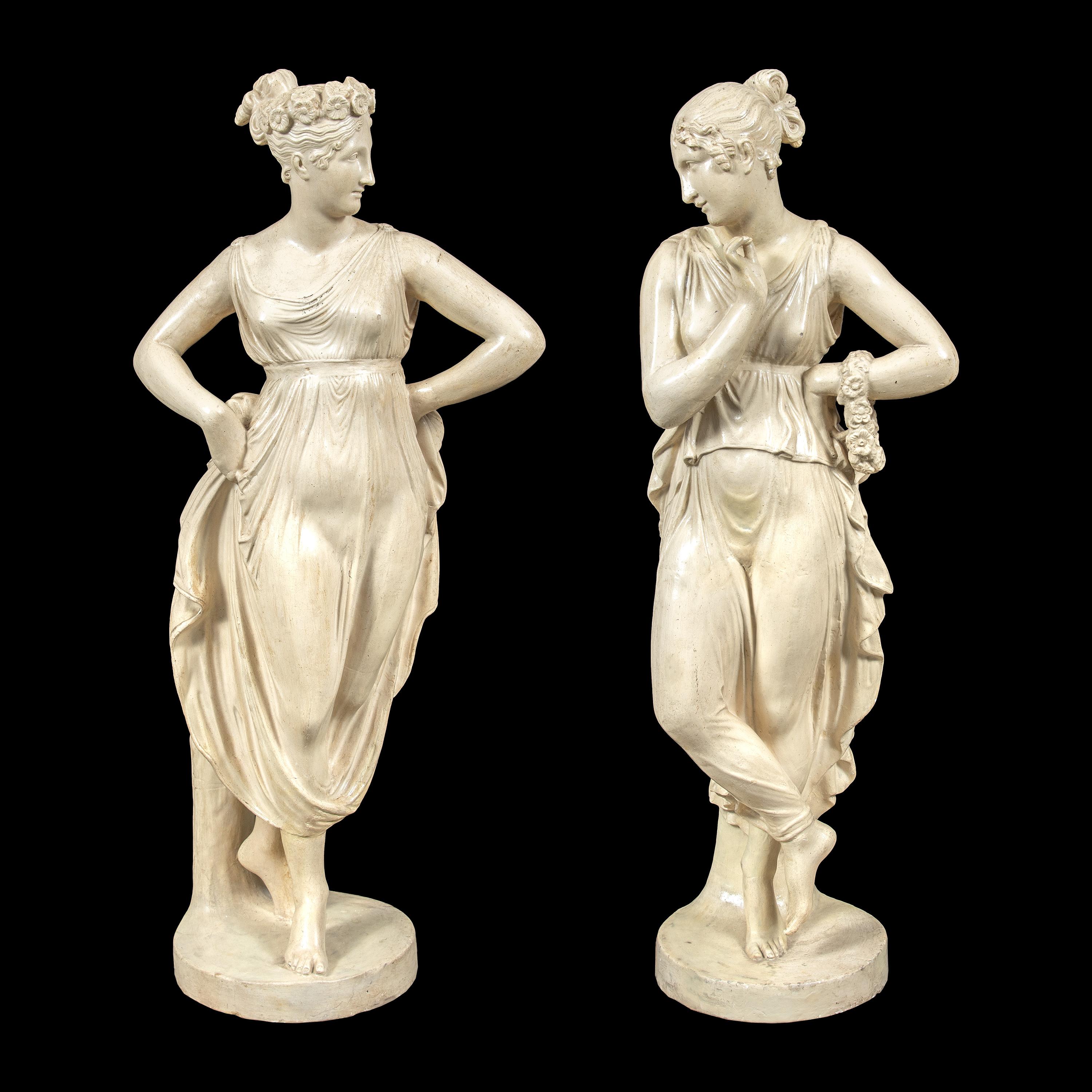 Paar Scagliola-Skulpturen - Tänzerinnen (von Canova). Italien, 19.-20. Jahrhundert.

H 81 x 30 x 30 cm.

Vollständig aus glasierter Terrakotta.

Die Skulpturen sind von den Originalen von Antonio Canova (Possagno 1757 - Venedig 1822) inspiriert, die