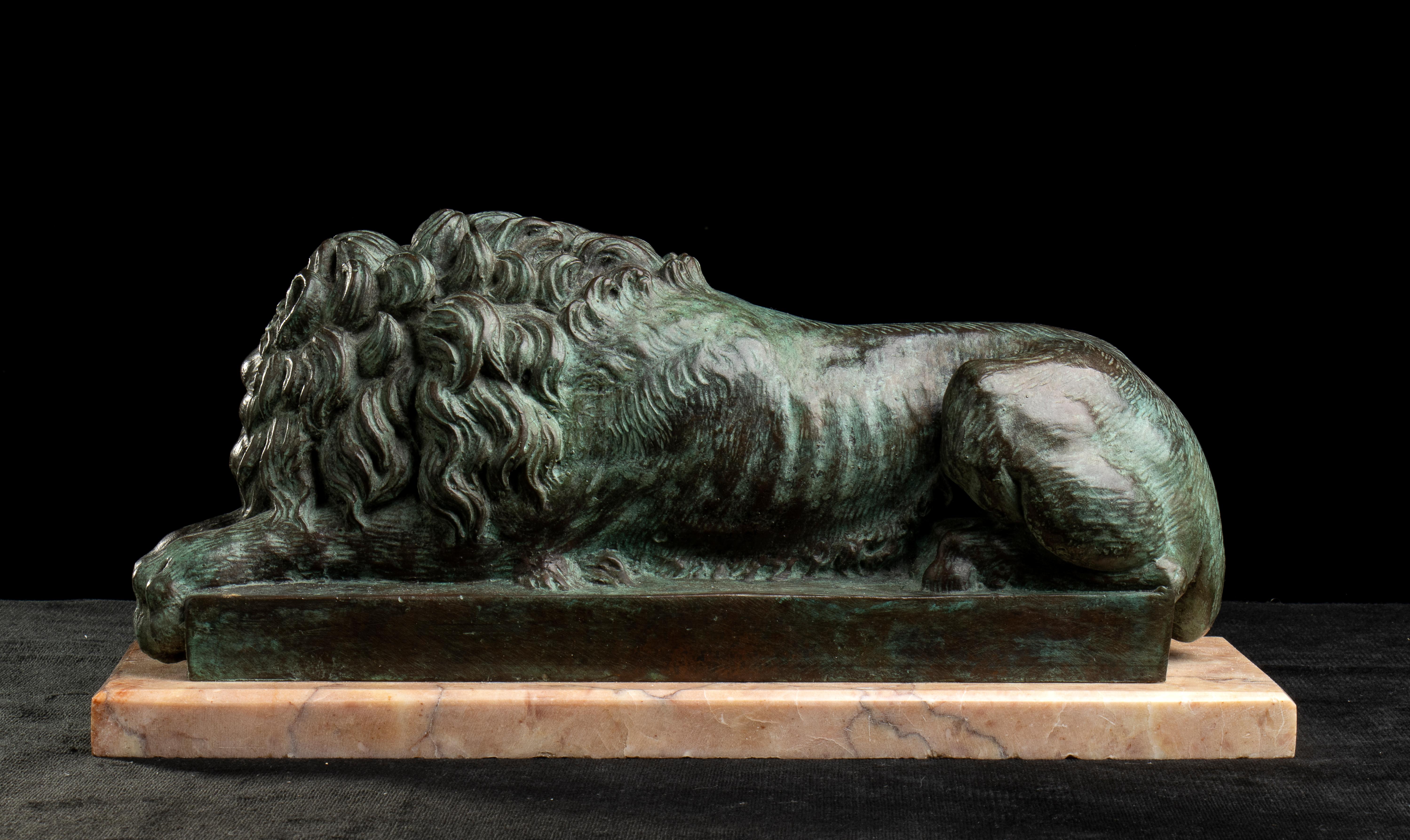 Paire de sculptures de lions en bronze sur socle en marbre à la manière d'Antonio Canova 9