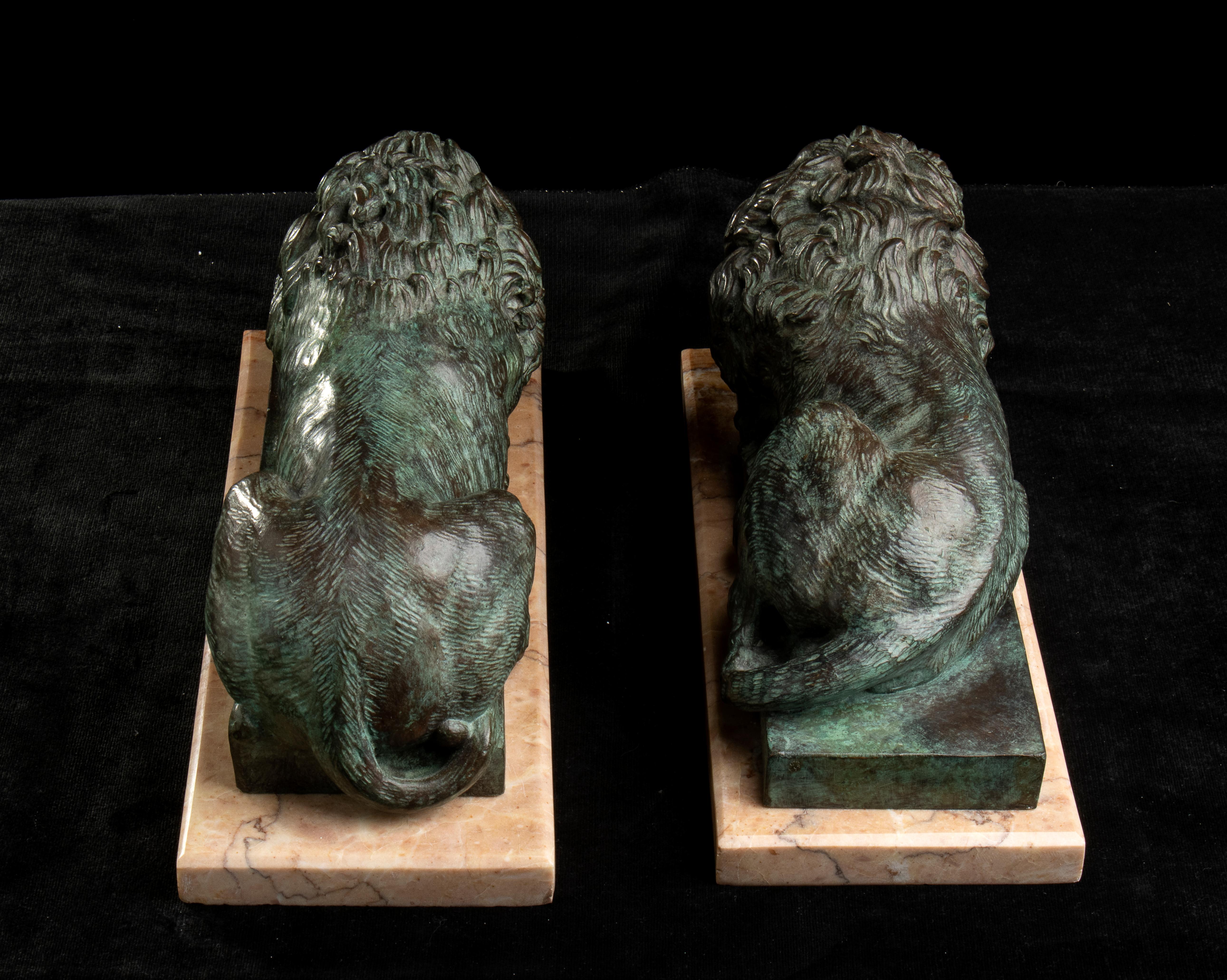 Paire de sculptures de lions en bronze sur socle en marbre à la manière d'Antonio Canova 10
