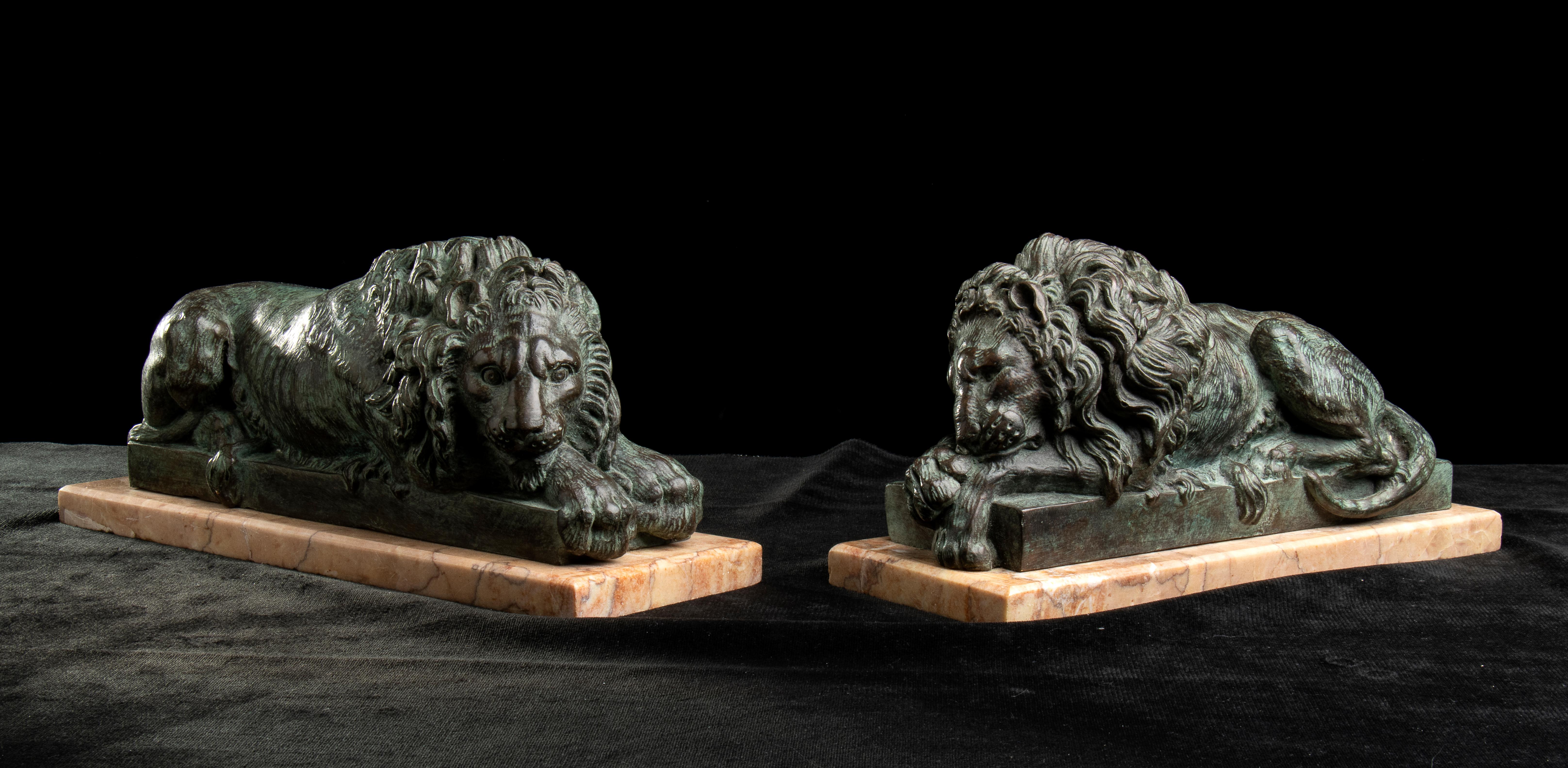 Paire de sculptures de lions en bronze sur socle en marbre à la manière d'Antonio Canova 1