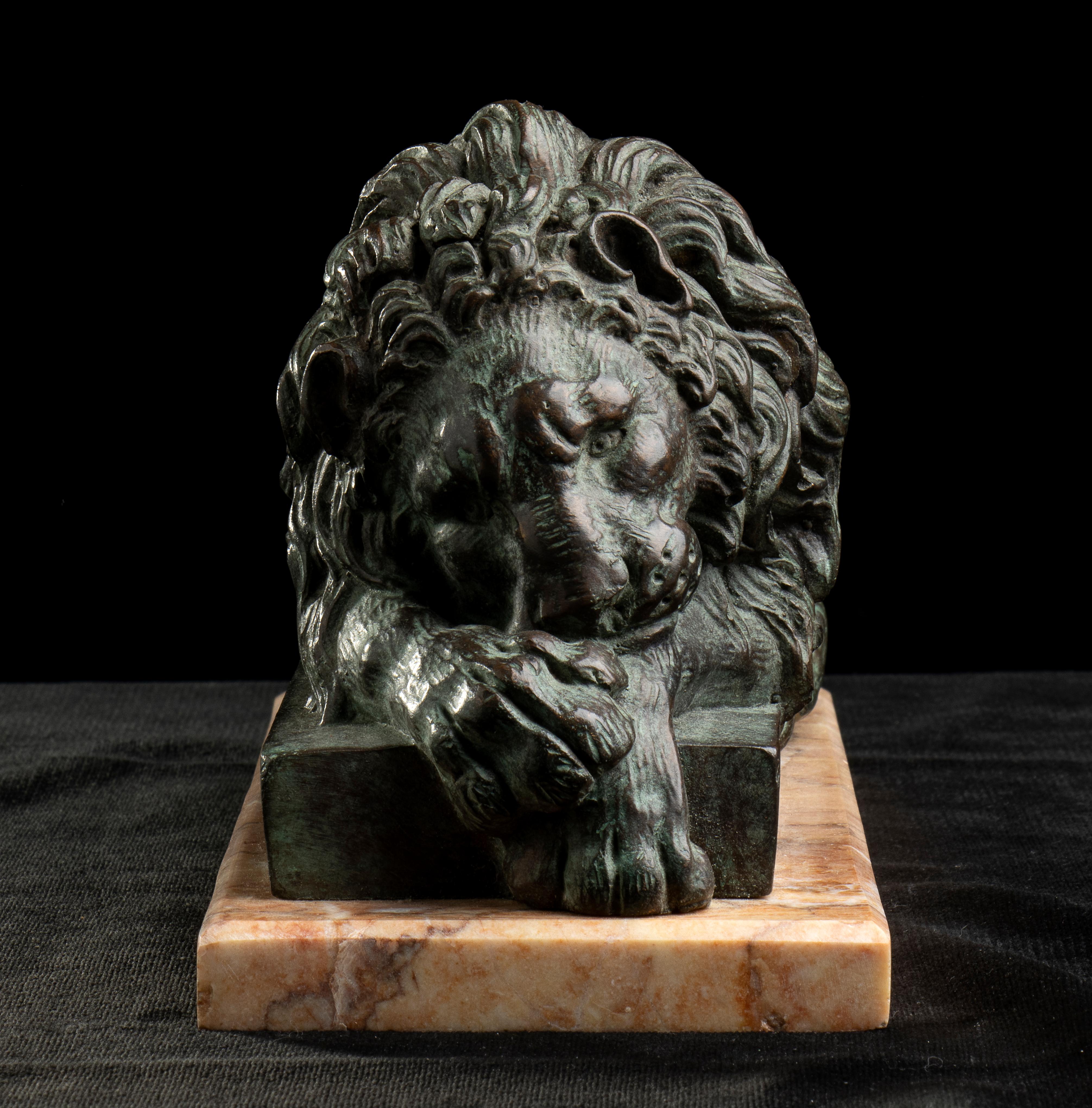 Paire de sculptures de lions en bronze sur socle en marbre à la manière d'Antonio Canova 2