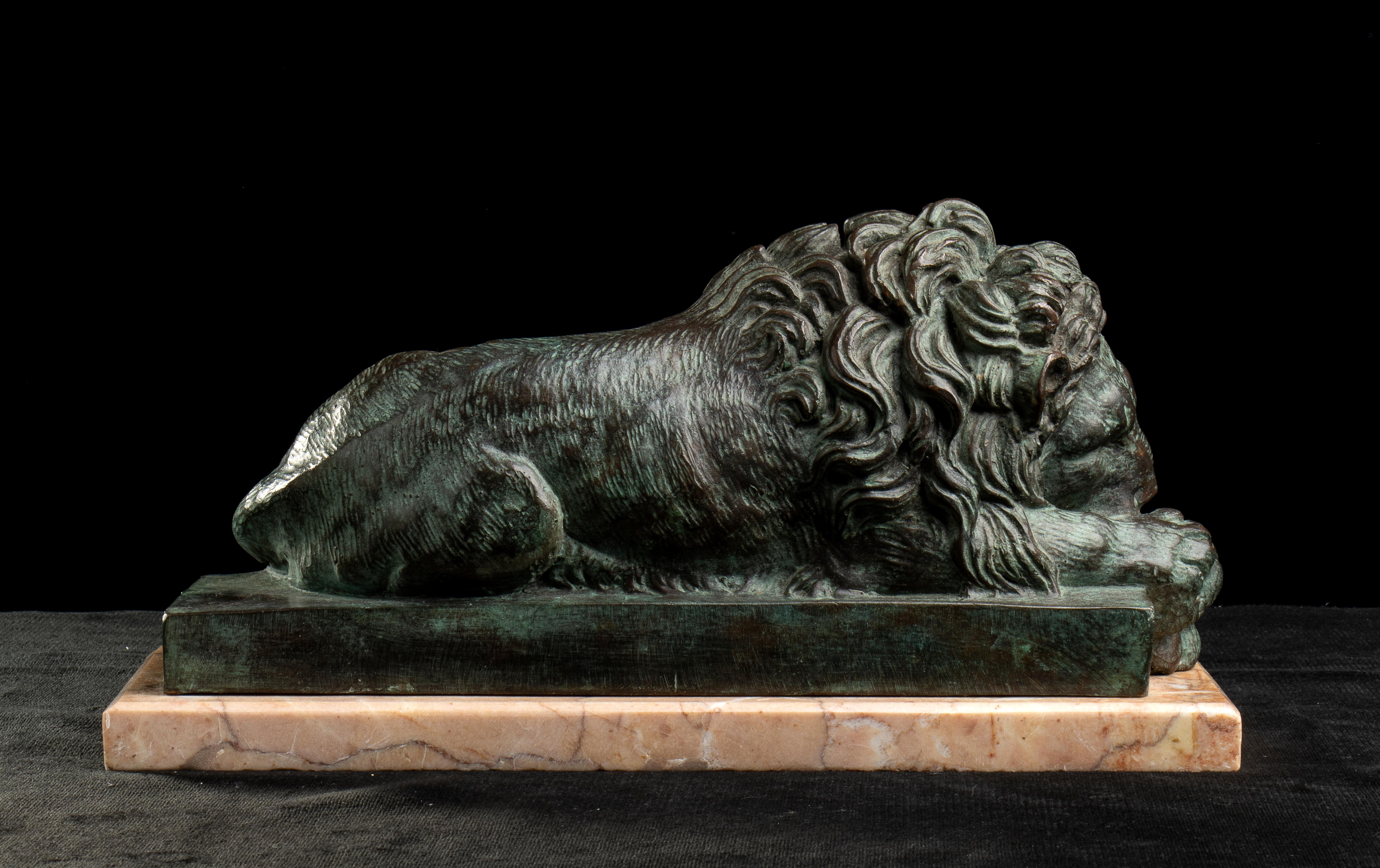 Paire de sculptures de lions en bronze sur socle en marbre à la manière d'Antonio Canova 5