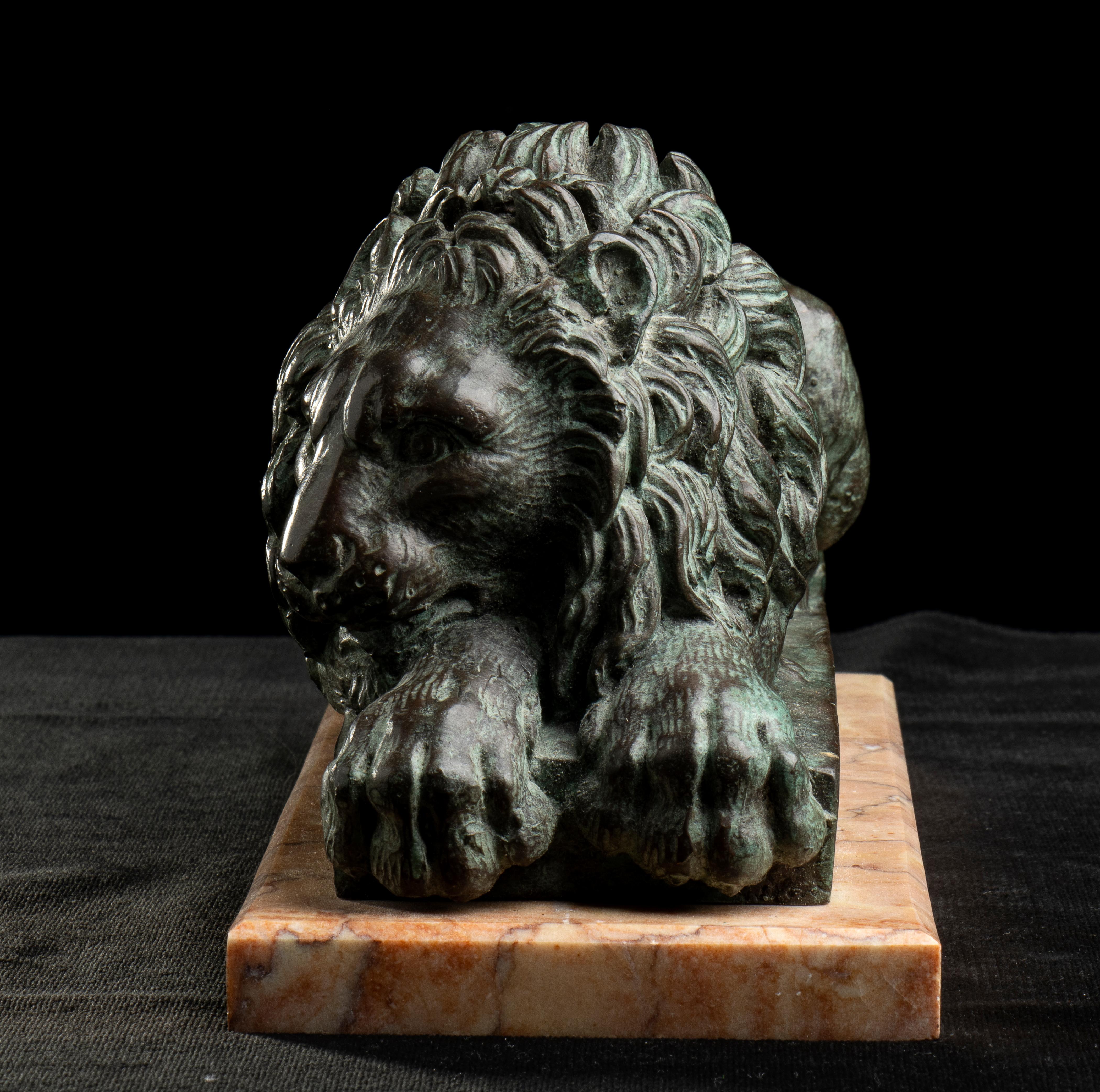 Paire de sculptures de lions en bronze sur socle en marbre à la manière d'Antonio Canova 6