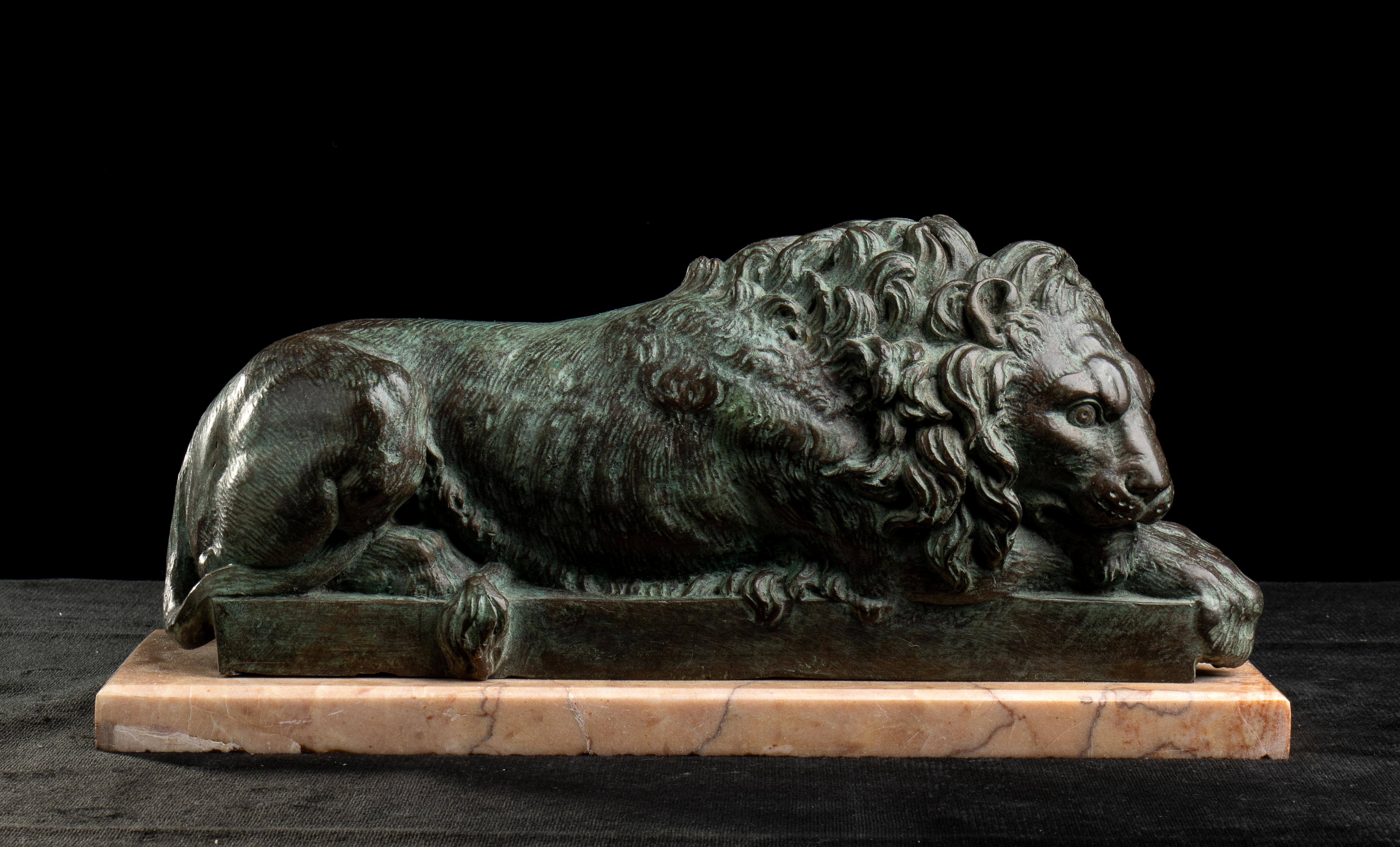 Paire de sculptures de lions en bronze sur socle en marbre à la manière d'Antonio Canova 7