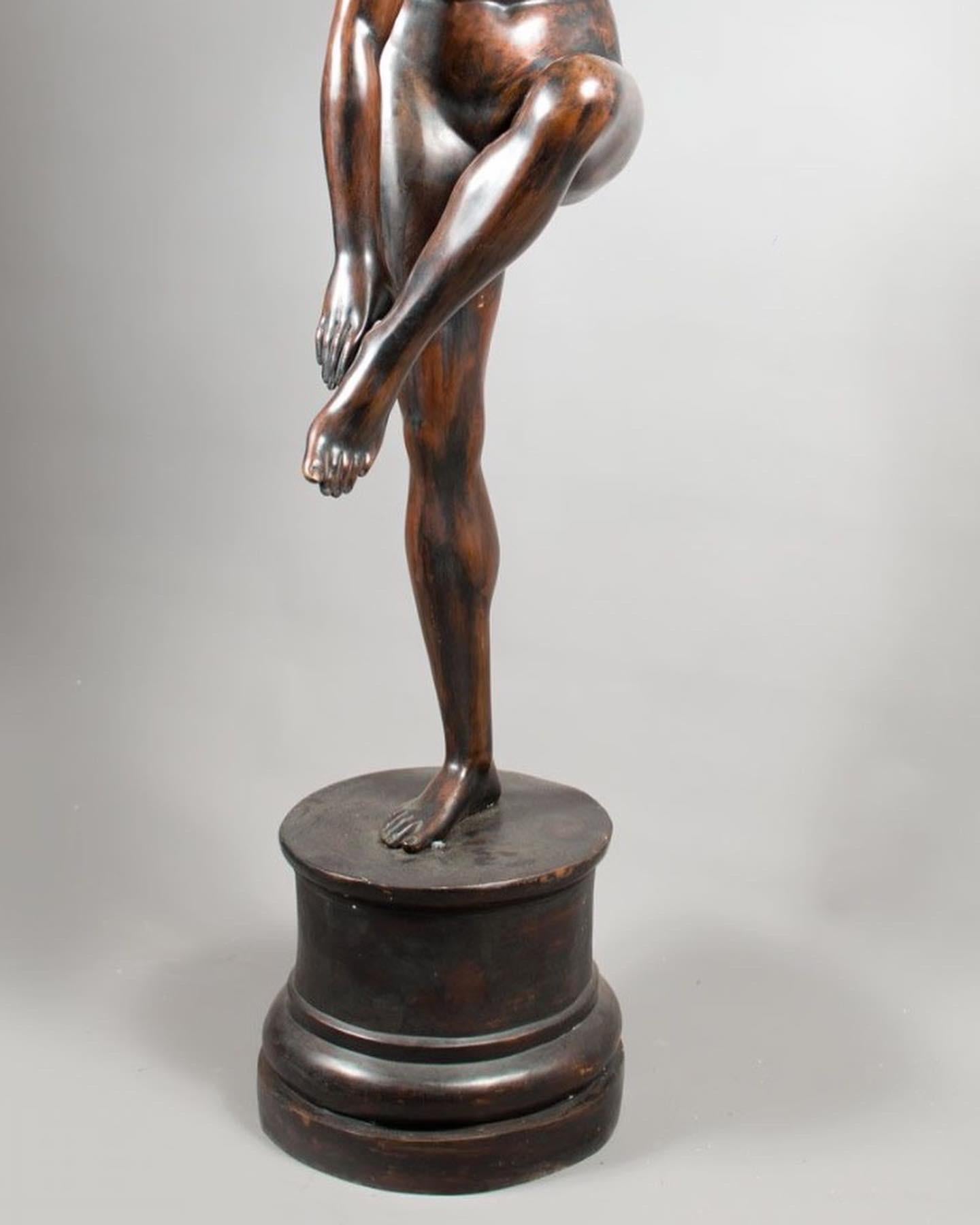 Vénus se baignant en bronze grandeur nature - Or Nude Sculpture par Antonio Canova