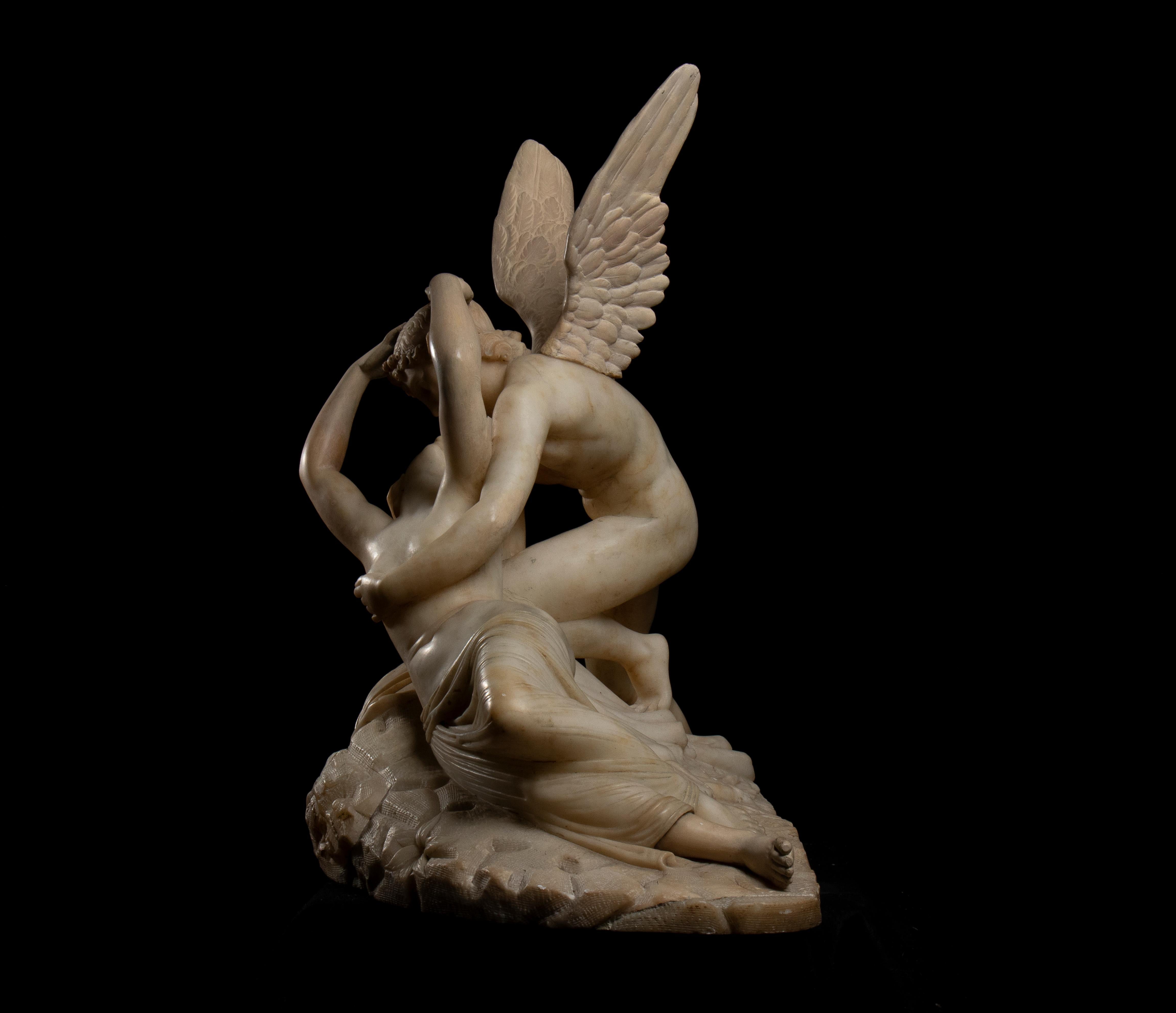 Una versione in scala da grand tour scolpita in alabastro bianco di Psiche rinata dal bacio di Cupido, scolpita in Italia probabilmente a Firenze nel XIX secolo. L'originale Psiche rinata dal bacio di Cupido scolpito da Antonio Canova fu