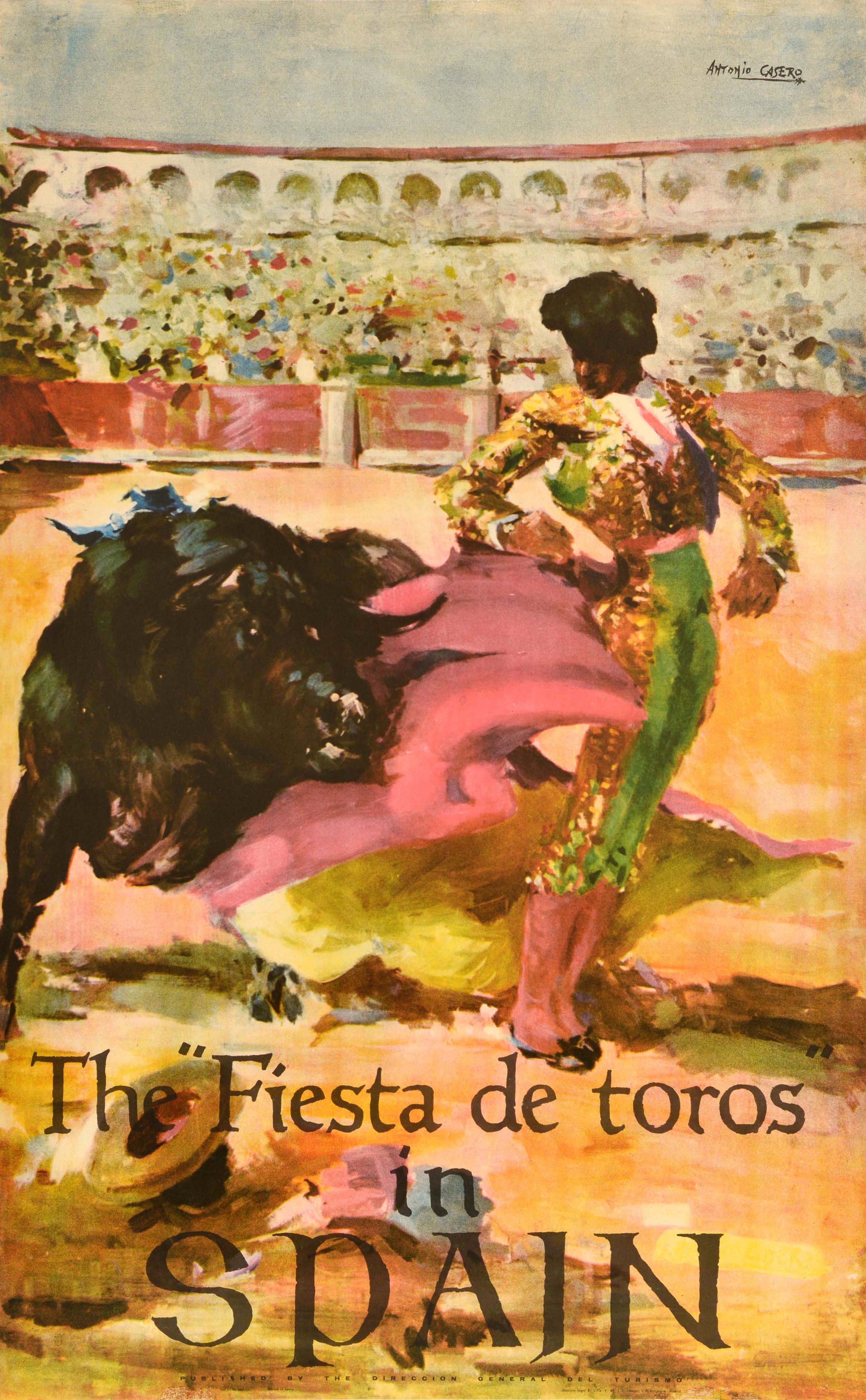 Poster di viaggio originale d'epoca - La Fiesta de Toros in Spagna / La festa della corrida in Spagna - con un'immagine colorata di una corrida con il torero che indossa la tradizionale uniforme verde e oro e tiene in mano un mantello rosa mentre un