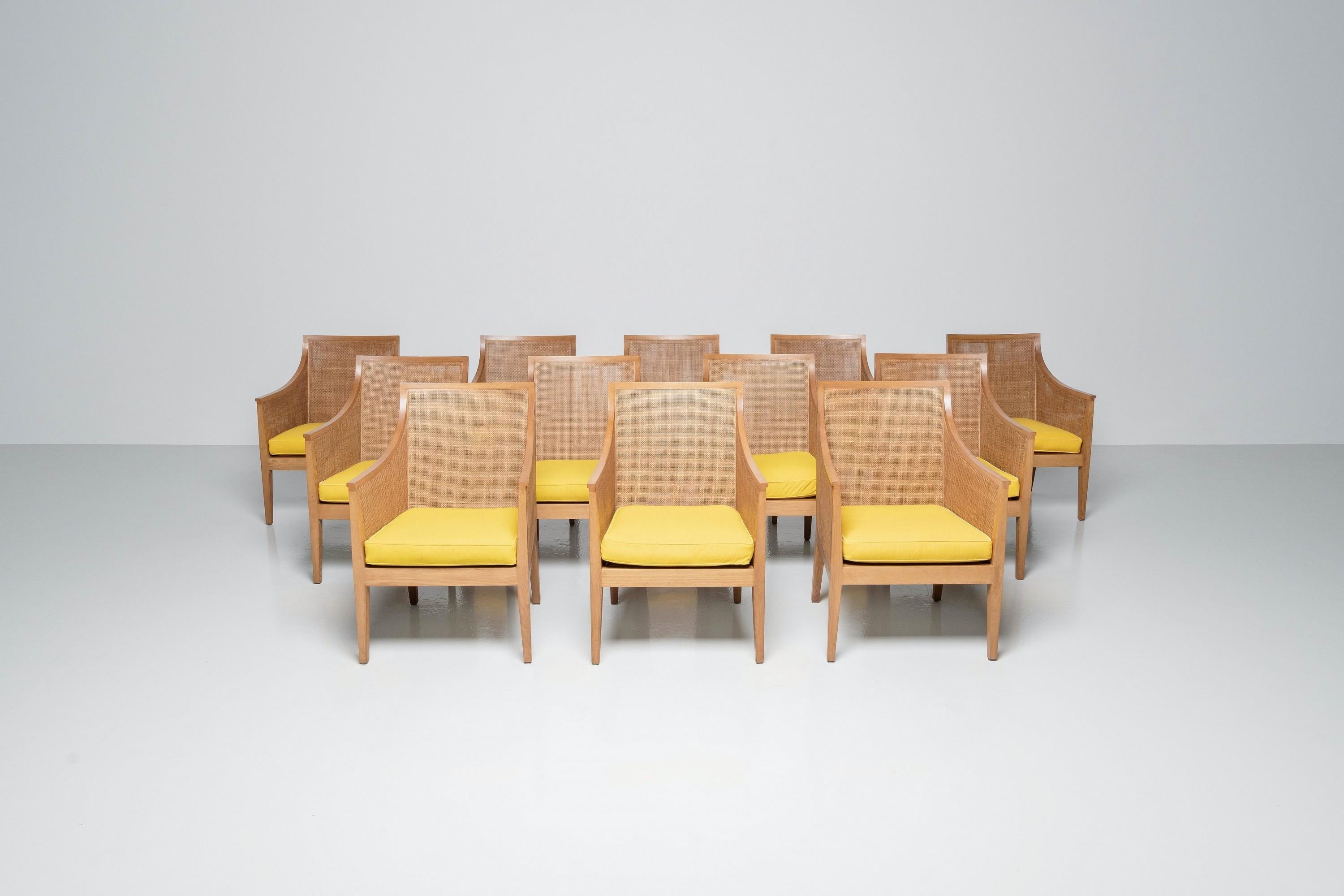 Belle paire de fauteuils d'Antonio Citterio fabriqués en Italie par Flexform en 1970. Le cadre lui-même est en bois de hêtre et est recouvert de rotin à l'intérieur et à l'extérieur.

Le modèle présente une menuiserie en bois ferme, des accoudoirs