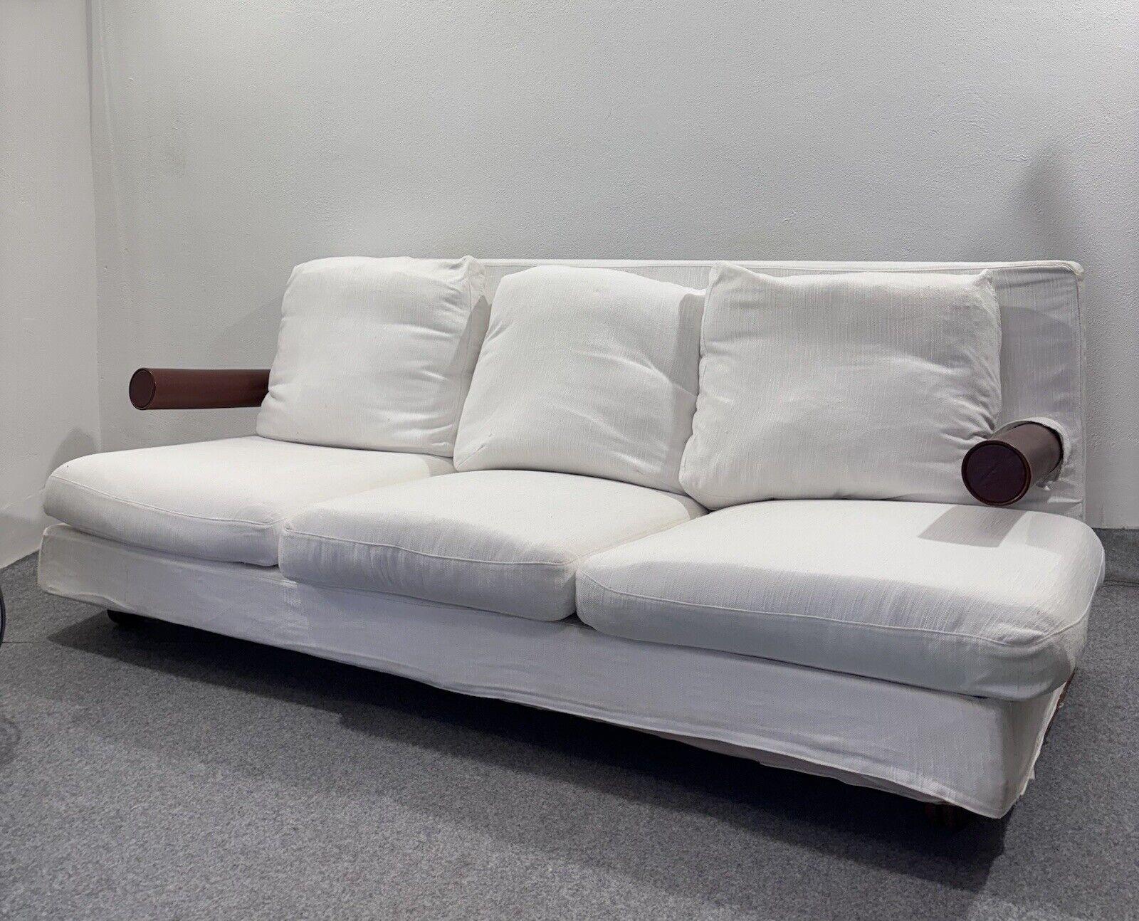 Antonio Citterio Baisity B&B Italia Divano Design 1970's Space Age Modernariato.

Struttura in legno rivestimento in tessuto di colore bianco, braccioli in pelle di colore marrone

Articolo in ottime condizioni conservative, non vi è alcun difetto