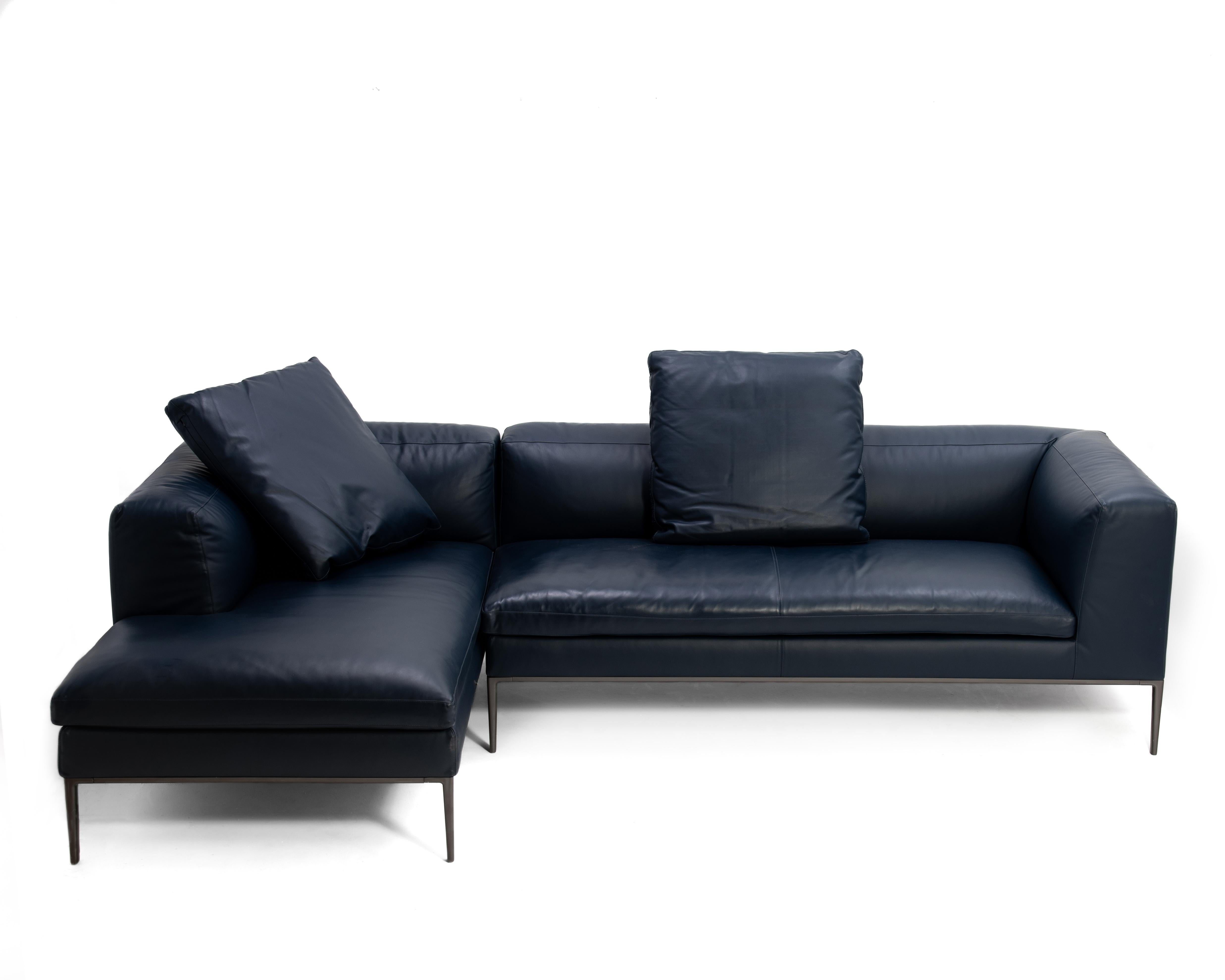 Antonio Citterio für B&B Italia Michel Club modulares zweiteiliges Ecksofa. Tiefblaues Leder und grauer Aluminiumrahmen. Im Lieferumfang enthalten sind zwei leicht rechteckige Lederkissen mit stützenden Bolstern. Wir haben auch ein passendes,