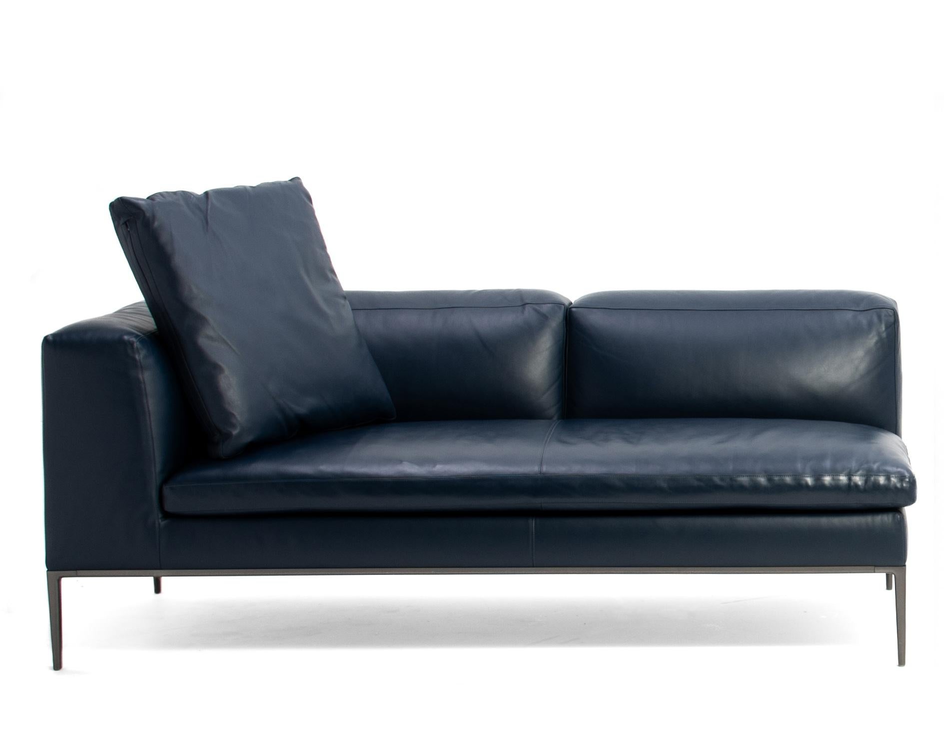 Antonio Citterio für B&B Italia Michel Club modulares Sofa mit zwei Modulen. Tiefblaues Leder und grauer Aluminiumrahmen. Enthalten sind vier leicht rechteckige Lederkissen mit stützenden Bolstern und vier kleinere Stoffkissen. Wir haben auch ein