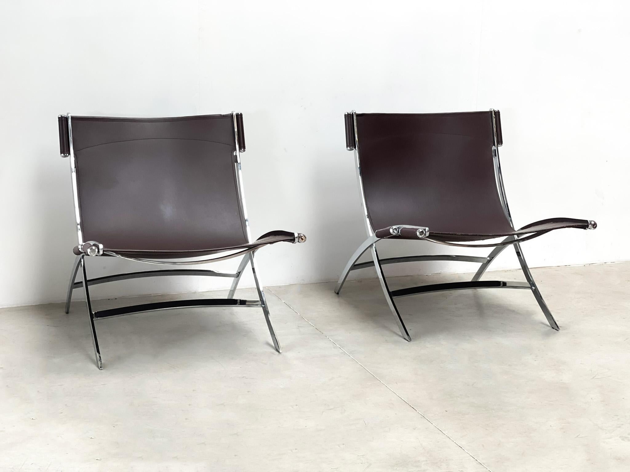 those looking for 2 lounge chairs with a luxurious feel have found them. These chairs from the 80s were made in Italy. Antonio Citterio designed these chairs for well-known manufacturer. Flexform Italia. The chairs have a very nice and quality