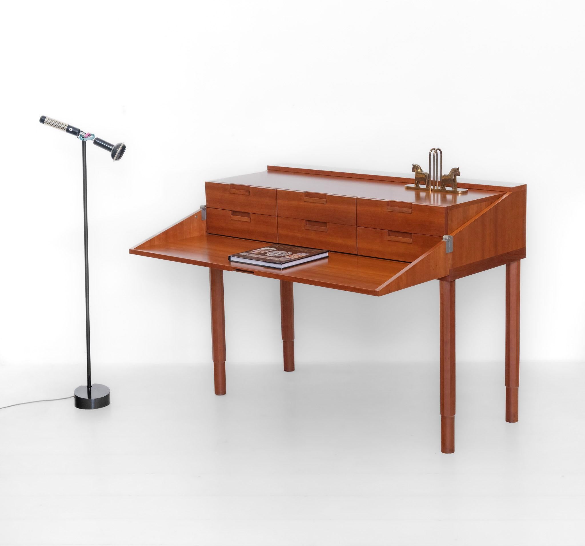 A neat cherry wood folding top writing desk with six drawers by Italian designer-architect Antonio Citterio (b.1950) for B&B Italia. Circa 1990.

The desk having six finger-grip drawers and standing on octagonal supports.

In good condition, there