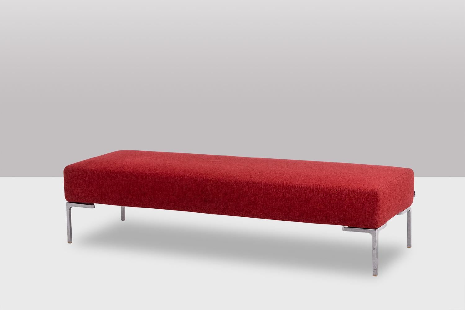 Antonio Citterio for B&B, by.

Rectangular bench covered in red fabric, resting on a chrome metal base.

Italian work realized in the 1990s.

Dimensions: H 36 x W 152 x D 52 cm

Reference: LS5927756U
