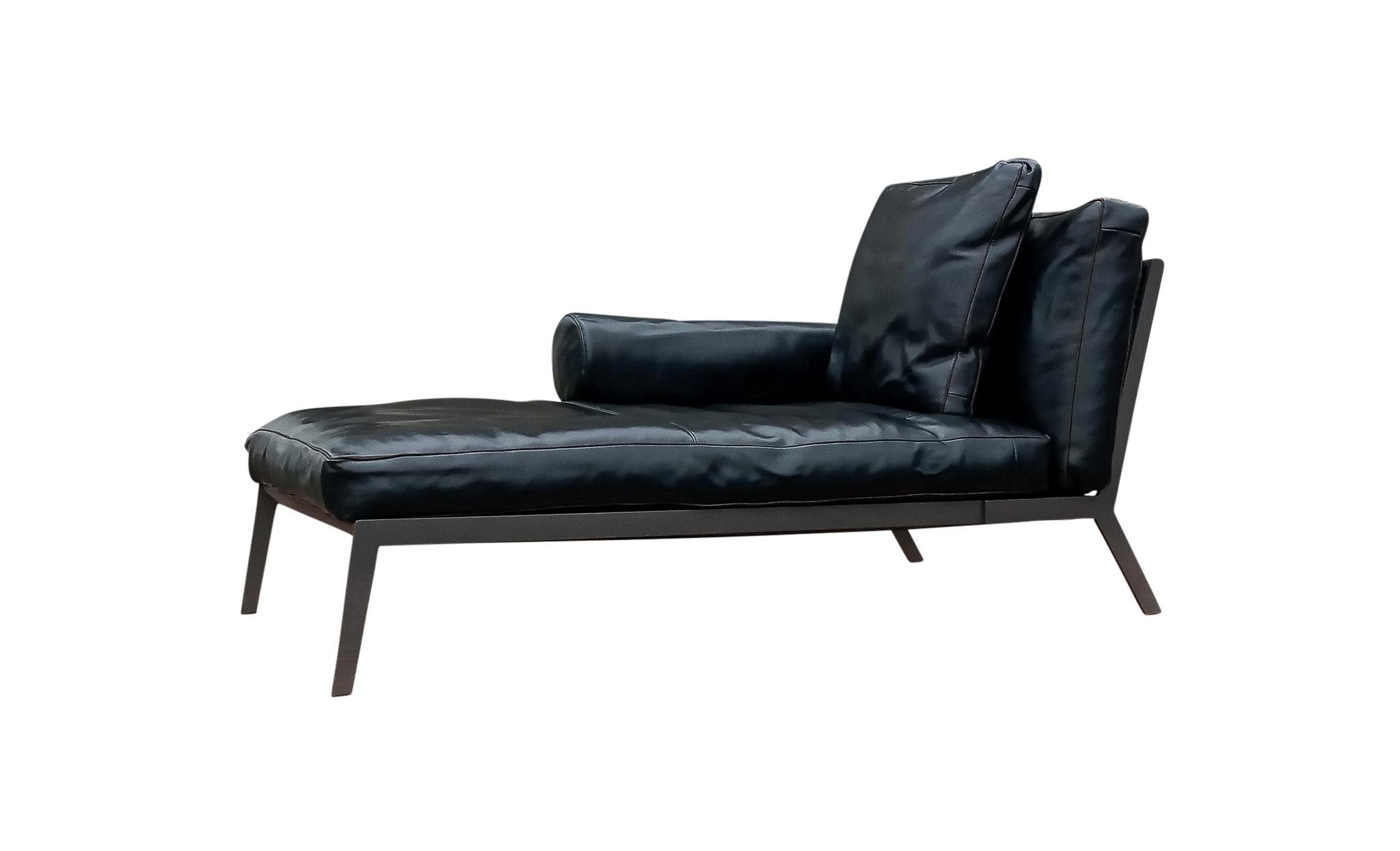 The Happy chaise longue features an original back with a metal frame on which cowhide laces are stretched in a loose weave. A detail that adds character and allure, thanks to the fine handiwork. The wide, low metal base supports seat and back