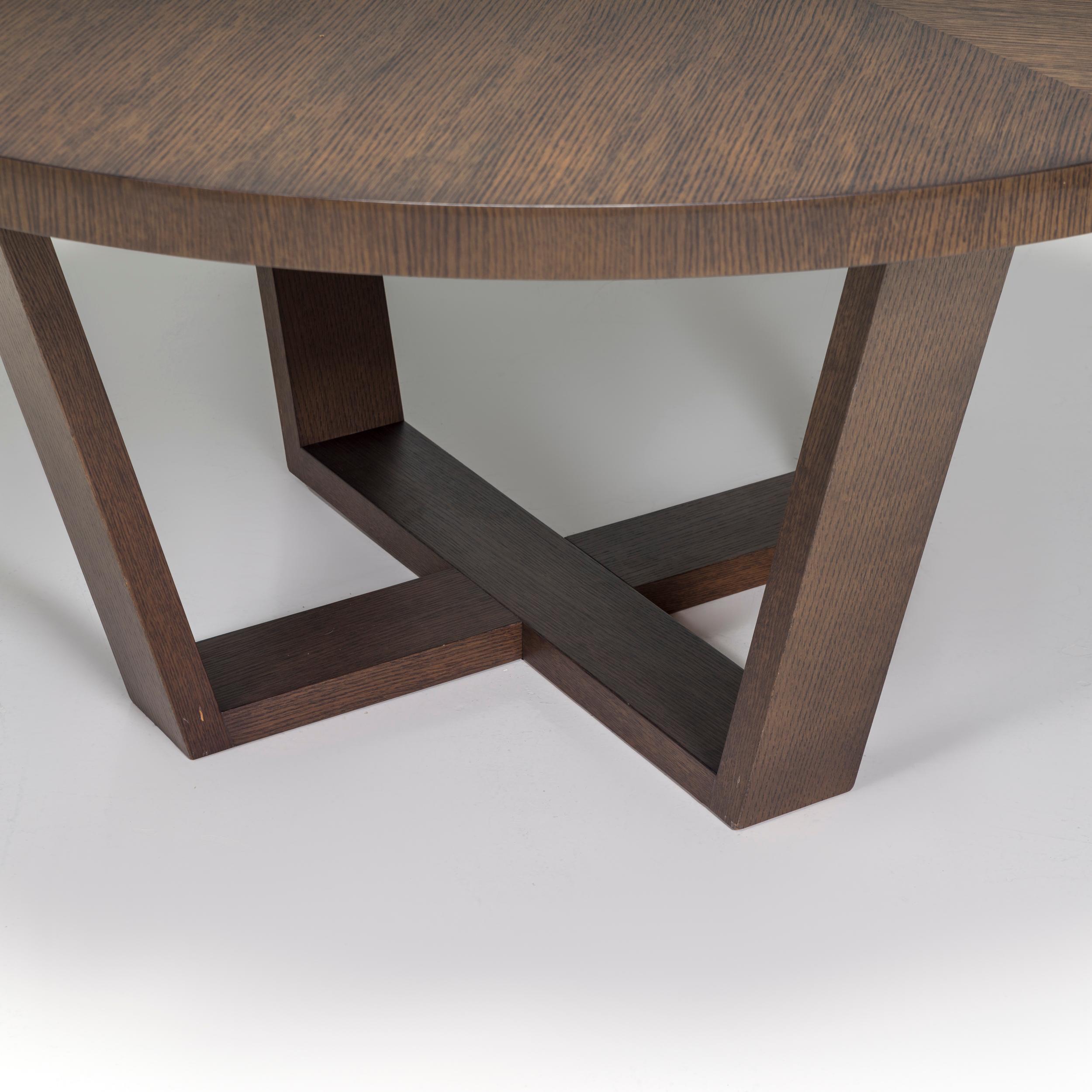 Der ursprünglich von Antonio Citterio im Jahr 2012 für seine Maxalto Simplice Collection entworfene Esstisch Xilos ist ein fantastisches Beispiel für zeitgenössisches italienisches Design.

Der aus grauer Eiche gefertigte Tisch hat eine große runde