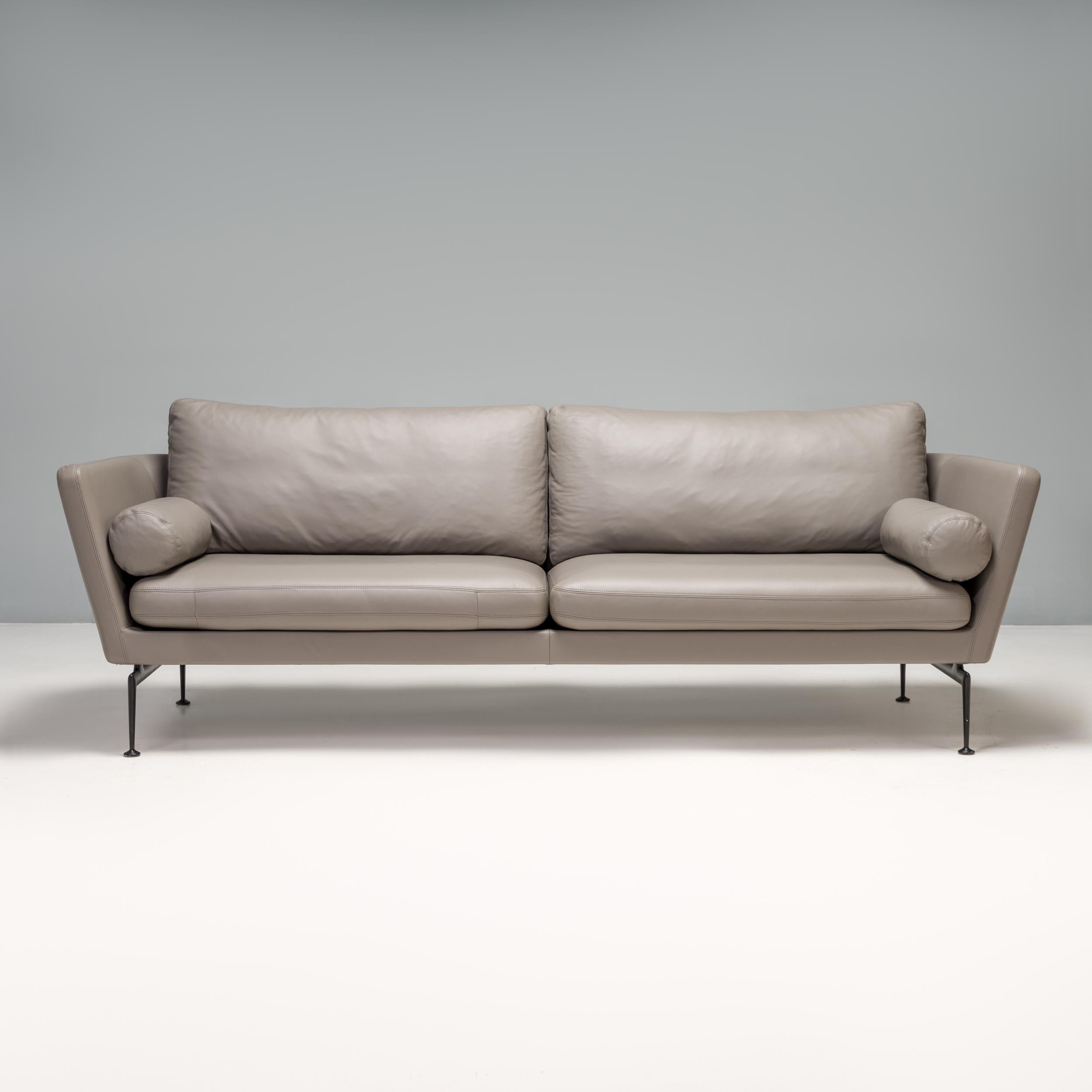 Das 2010 von Antonio Citterio für Vitra entworfene Sofa suita ist ein fantastisches Beispiel für modernes Design.

Das Sofa hat ein schlankes Gestell im Smoking-Stil mit integrierten Armlehnen und ist vollständig mit grauem Leder gepolstert.

Das