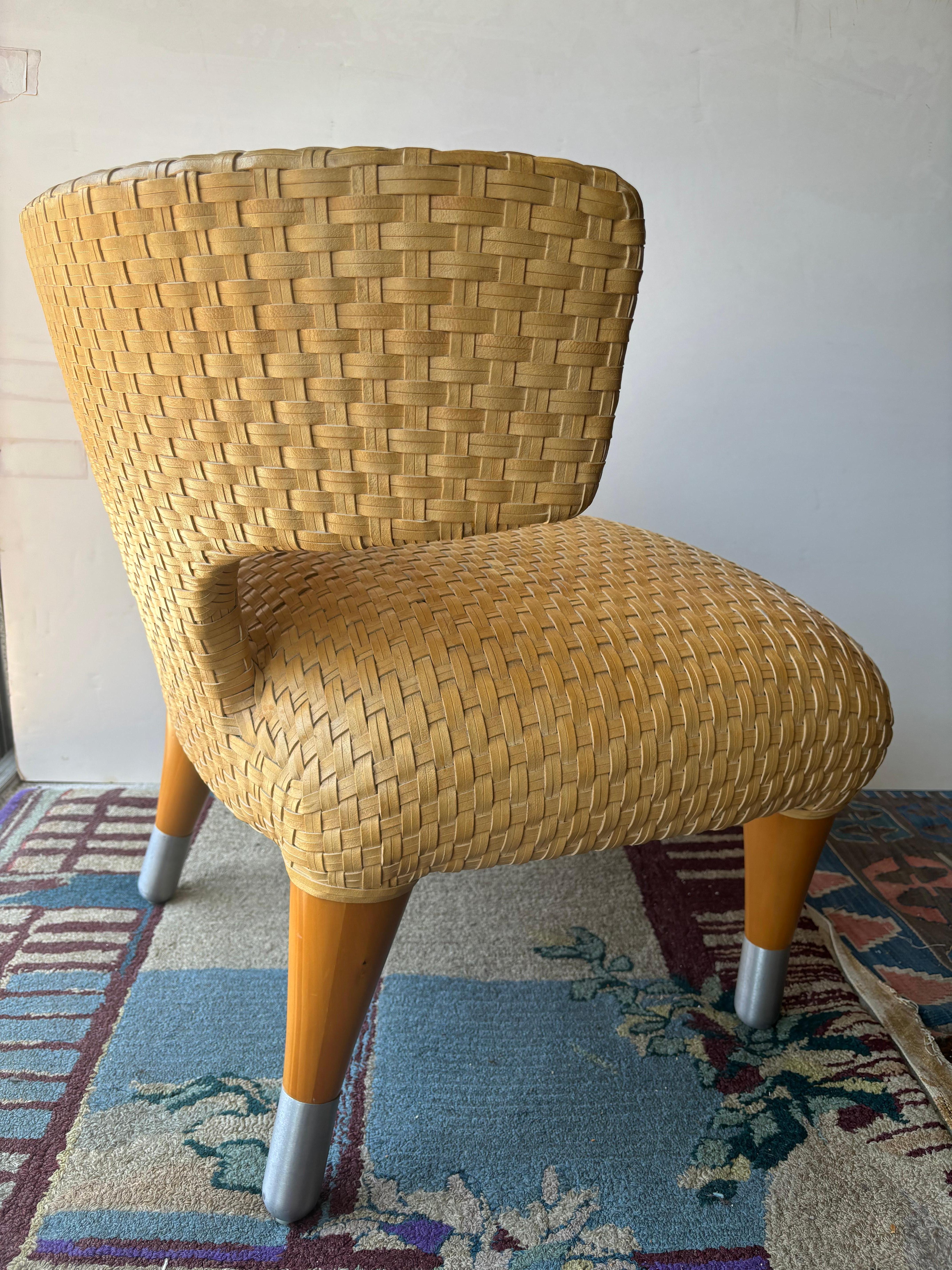 Si tratta di un fantastico design del noto Artis/designer italiano Antonio Citterio. Questo fa parte della serie Compagnia Delle Filippine . Questa sedia è fuori produzione ed è stata realizzata alla fine del XX secolo. Pelle intrecciata e rotelle