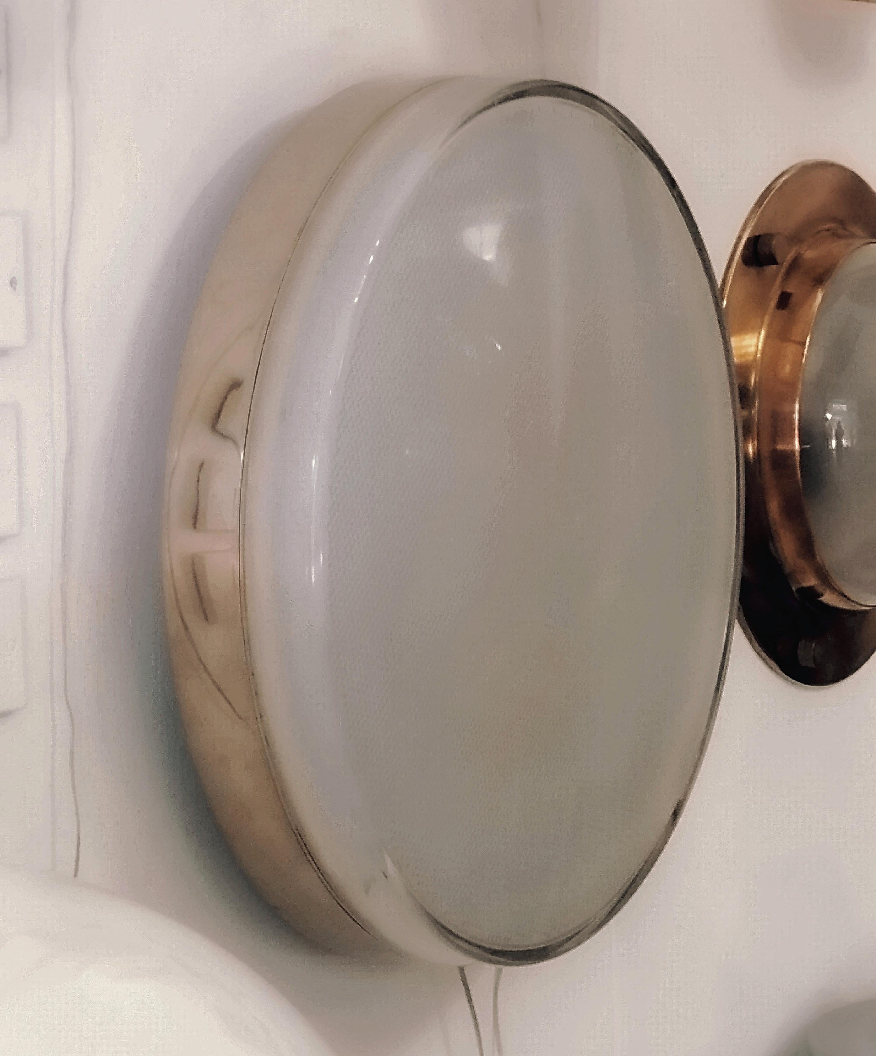 Flos Plaza es una lámpara de pared/techo que proporciona una hermosa luz difusa, estructura de aluminio fundido con un anillo de níquel pulido. El reflector es de acero inoxidable prensado con recubrimiento de polvo blanco. El difusor interior es de
