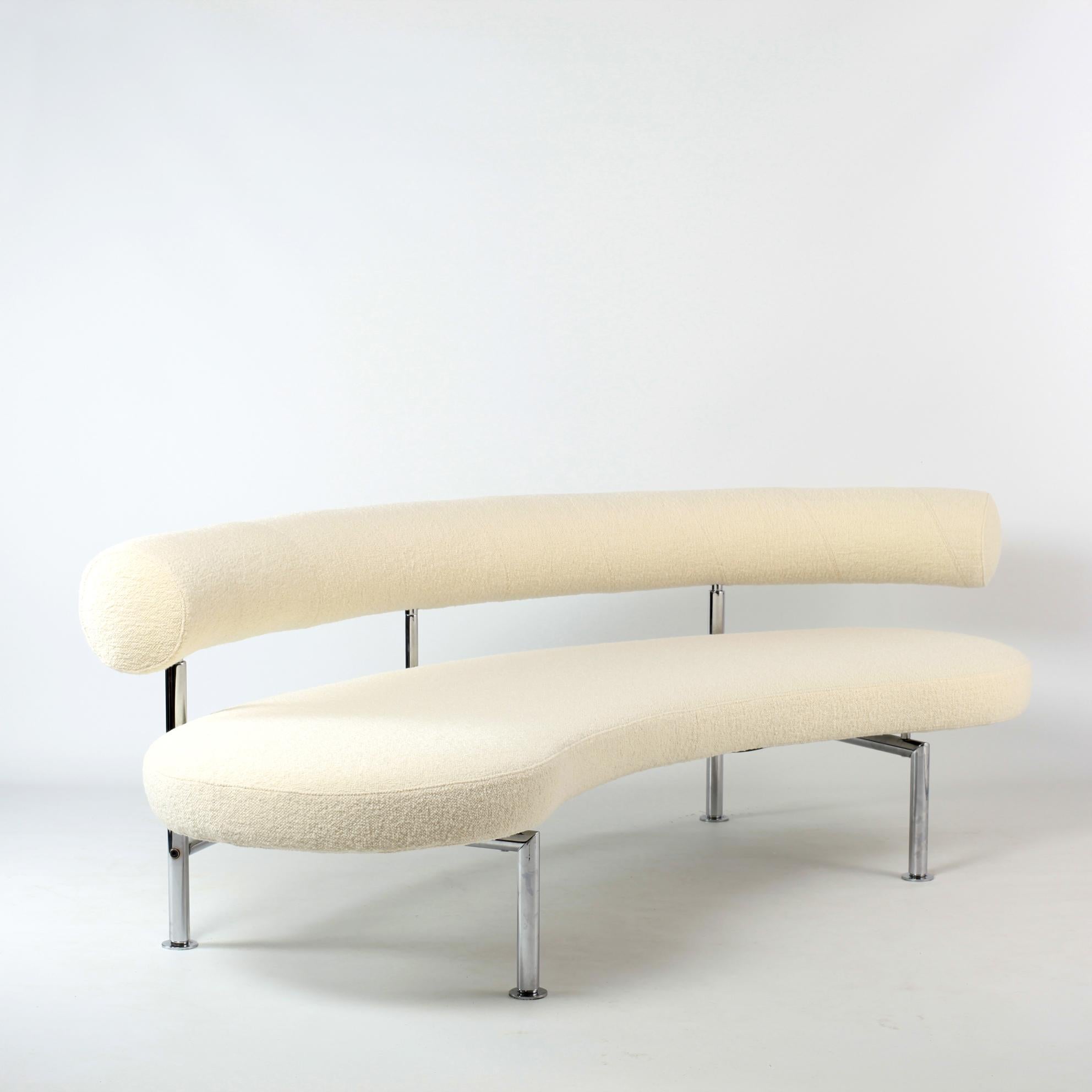 Iconic sofa max by Antonio Citterio for Flexform creation 1983 Italy.
Nice curved shape on chrome structure.
Reupholstered in Ivory Bouclé Dedar fabric.