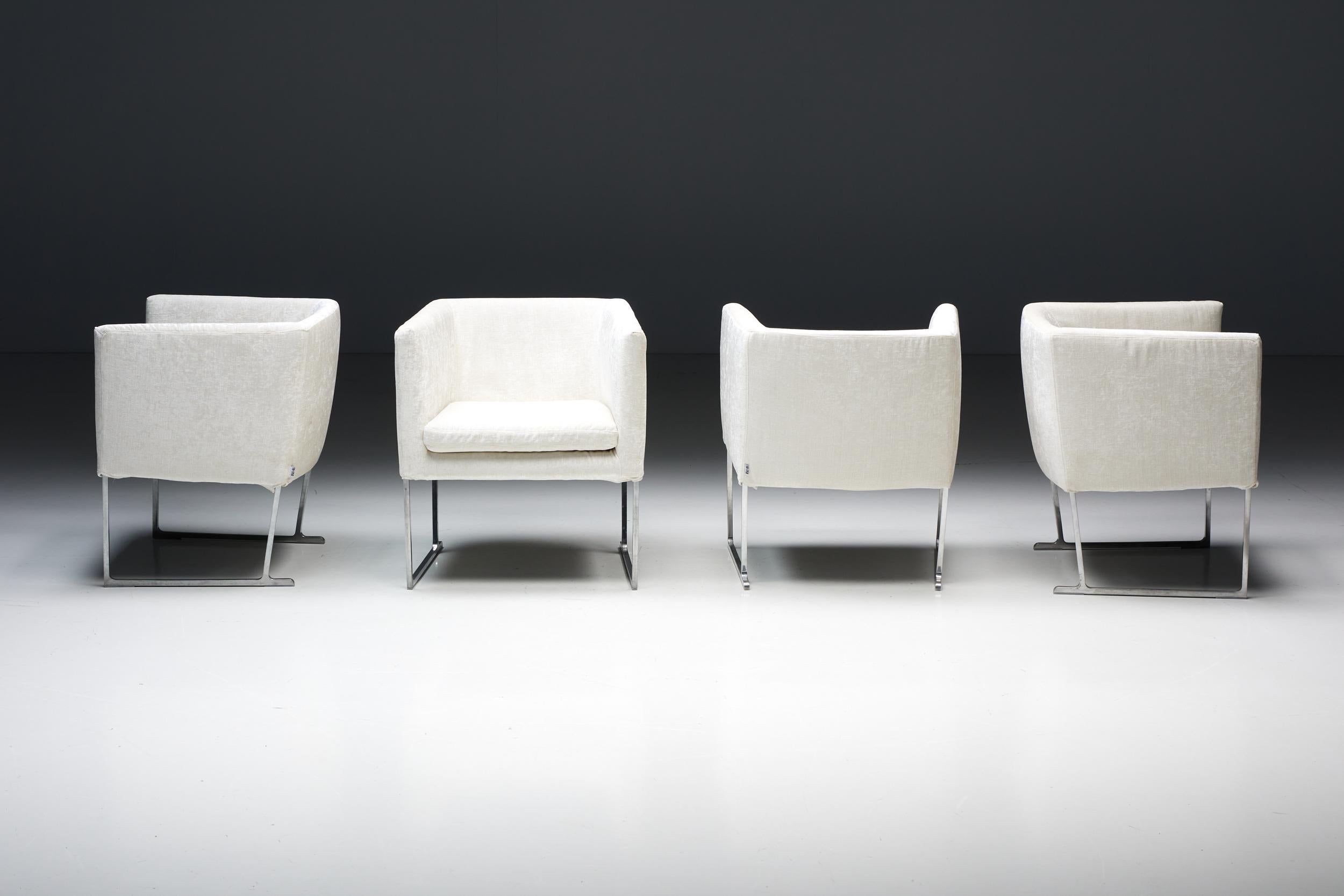 Fauteuils Solo d'Antonio Whitingio en luxueux velours blanc ivoire pour B&B Italia. Fabriqués sous la marque estimée B&B Italia, ces fauteuils solo redéfinissent le concept de sièges contemporains grâce à leurs caractéristiques distinctives. Ils se