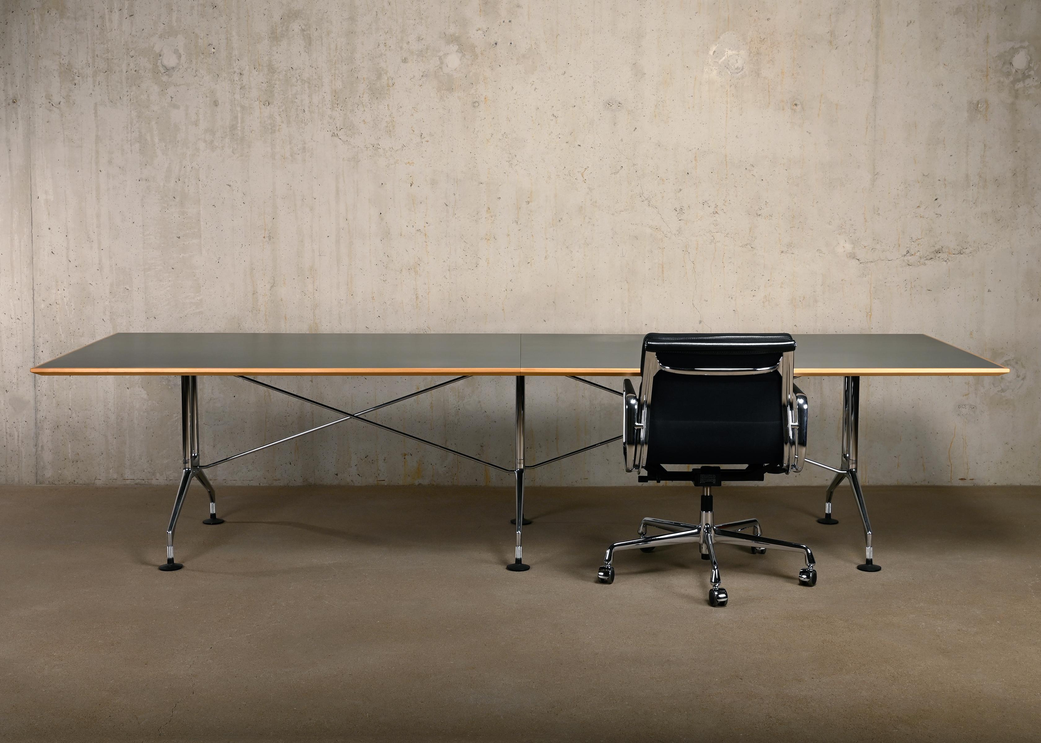 Spatio Konferenztisch, Esstisch oder Schreibtisch, entworfen von Antonio Citterio und hergestellt von Vitra. Tischplatte aus Linoleum in einer grün-blauen Farbe mit einer Kante aus massivem Ahornholz. Der Tisch ist in sehr gutem Zustand mit leichten