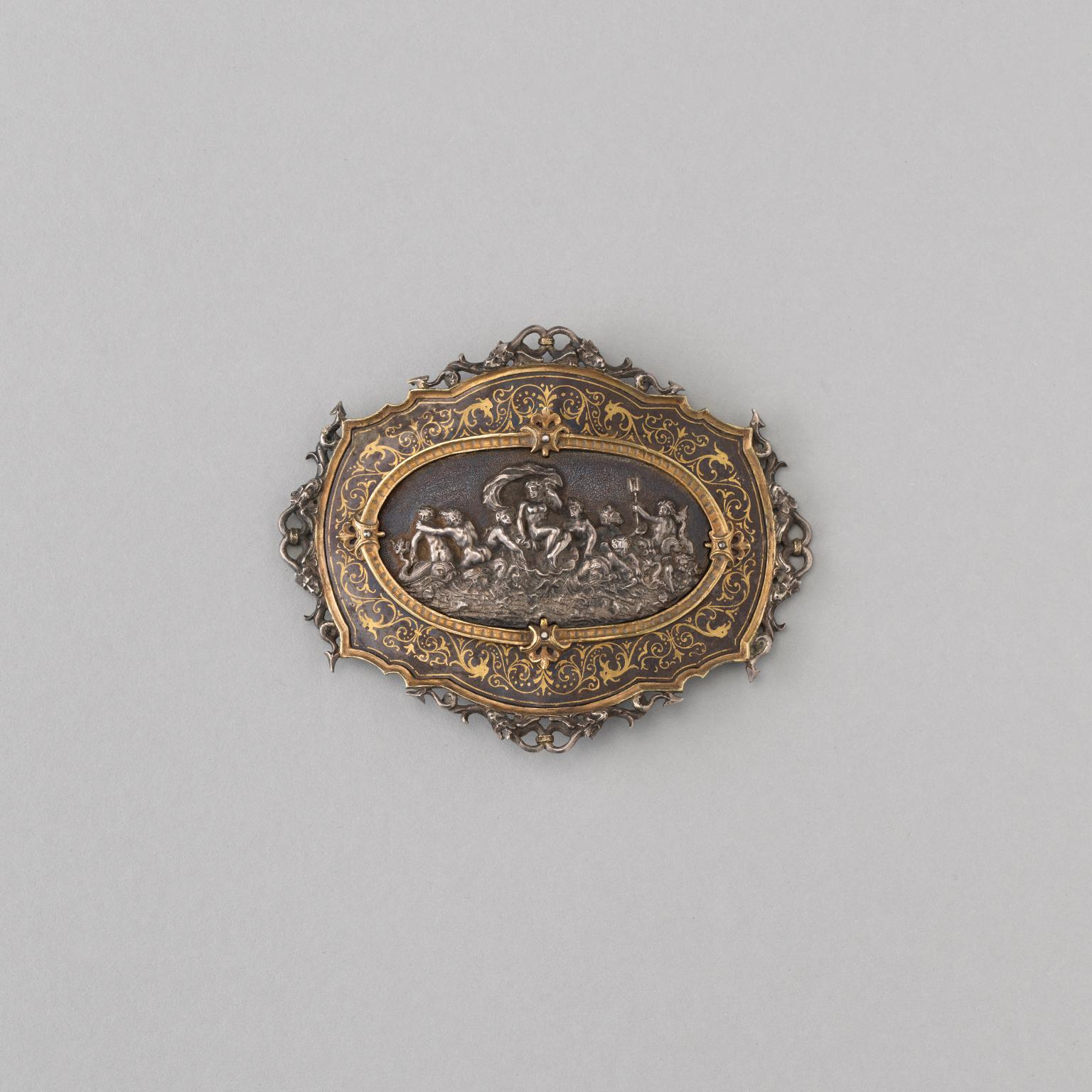 A large buckle in neo-renaissance style depicting the birth of Venus in silver with a damescened iron and gold mounting, signed: Antonio Cortelazzo, Italian, Vicenza, circa 1850.

weight: 146 grams
dimensions: 12 x 9.5 cm.