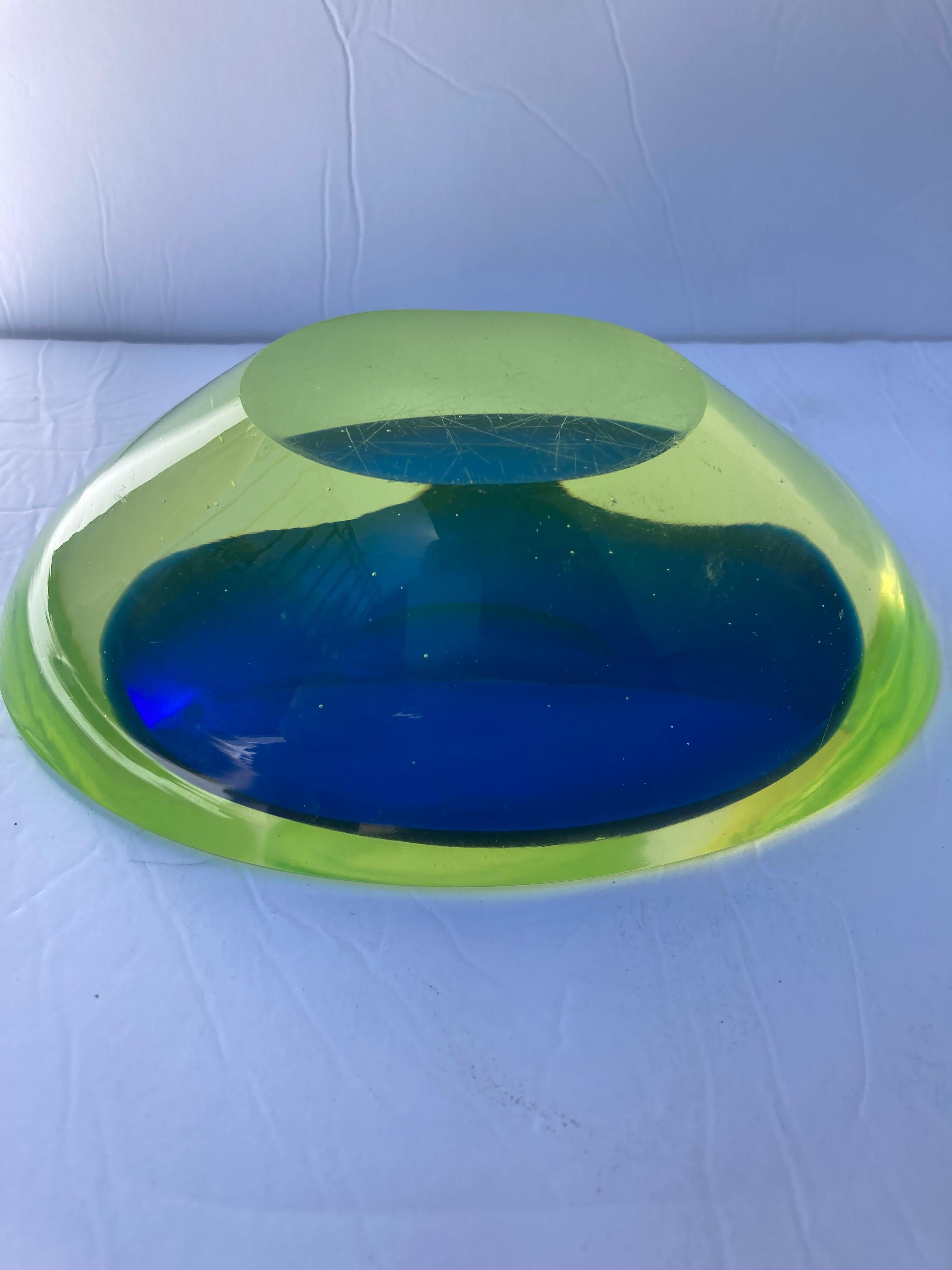 Moderne Antonio da Ros Bol/plat Sommerso en verre Murano Glass Asymétrique, Uranium/Bleu en vente