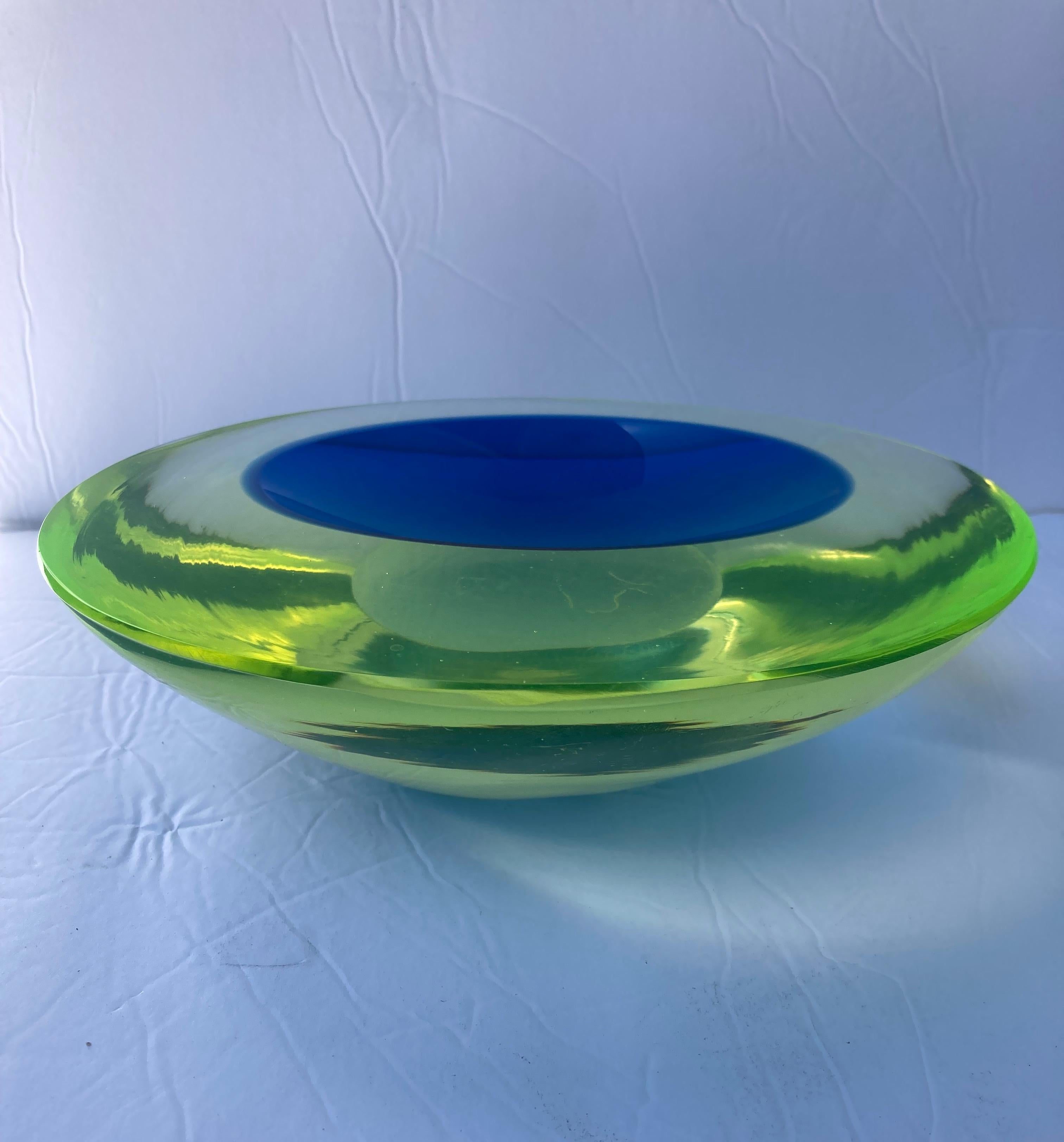 italien Antonio da Ros Bol/plat Sommerso en verre Murano Glass Asymétrique, Uranium/Bleu en vente