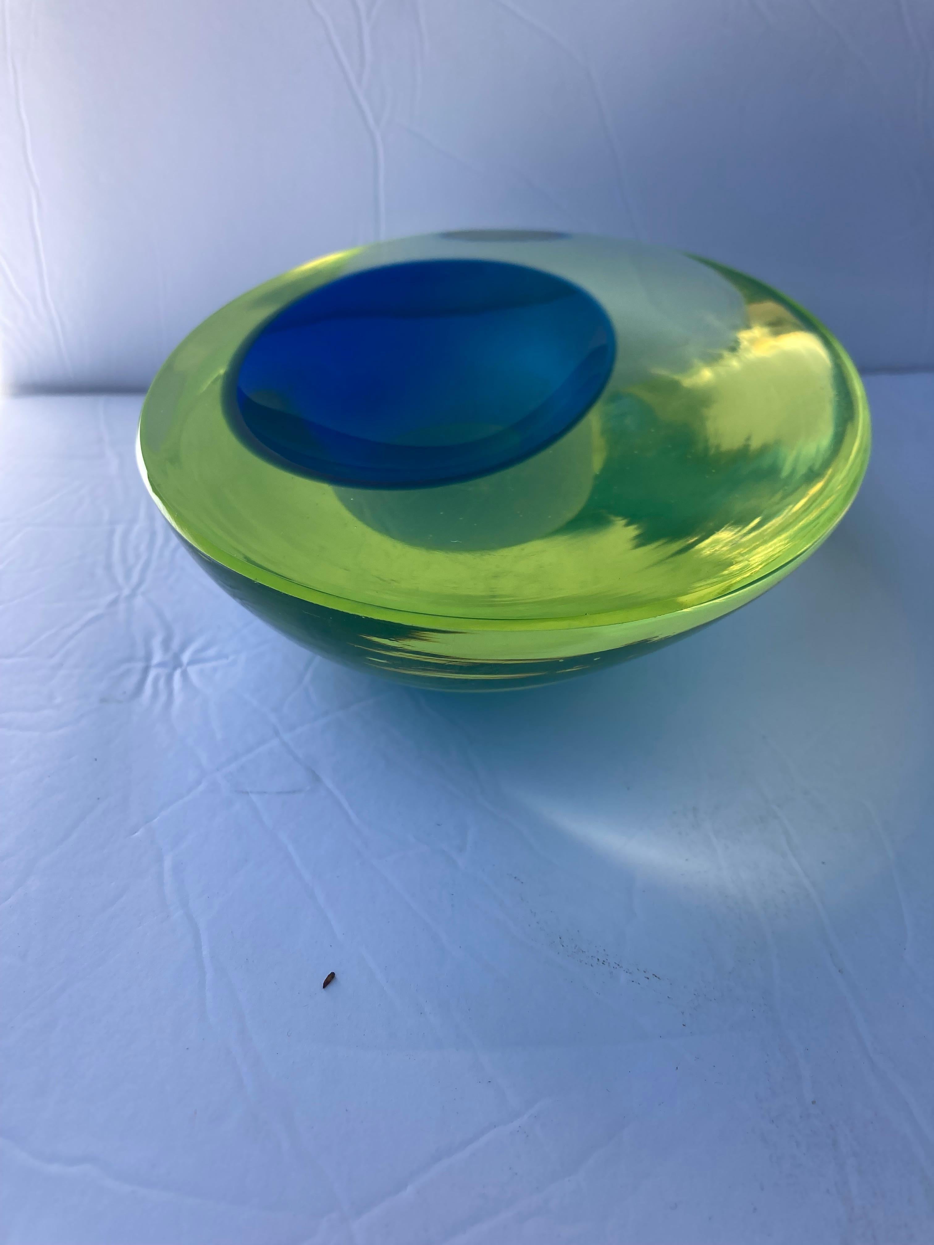 Fait main Antonio da Ros Bol/plat Sommerso en verre Murano Glass Asymétrique, Uranium/Bleu en vente